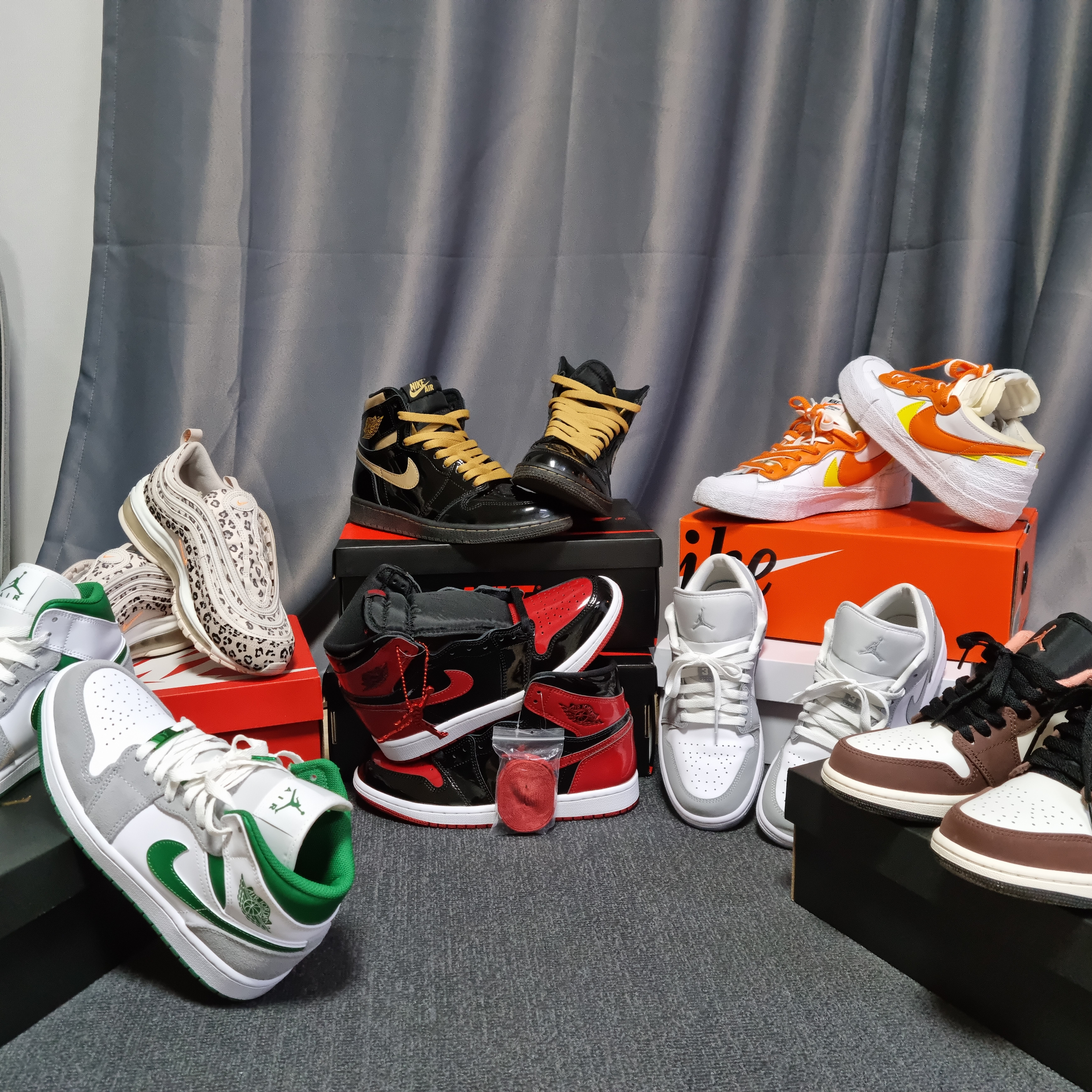 Jordan 1 Retro High OG Patent Bred, (W) Jordan 1 Low White Wolf Grey 착용 스타일