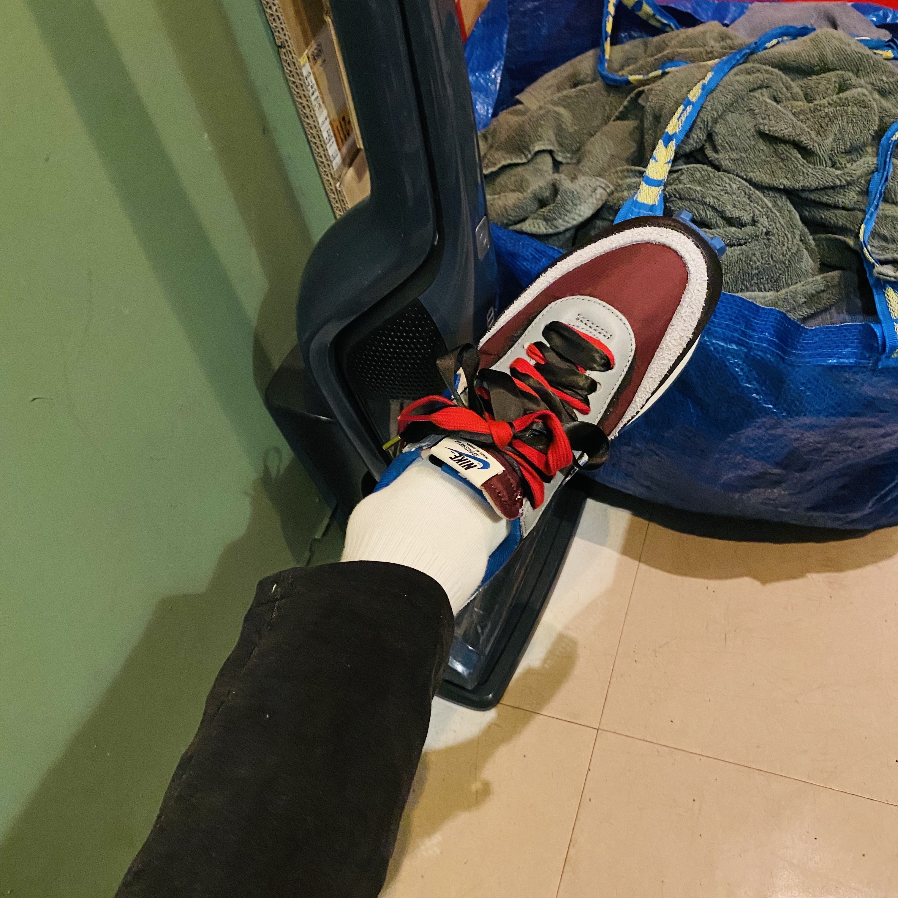 Nike x Sacai x Undercover LDWaffle Night Maroon Team Royal 착용 스타일 - 3