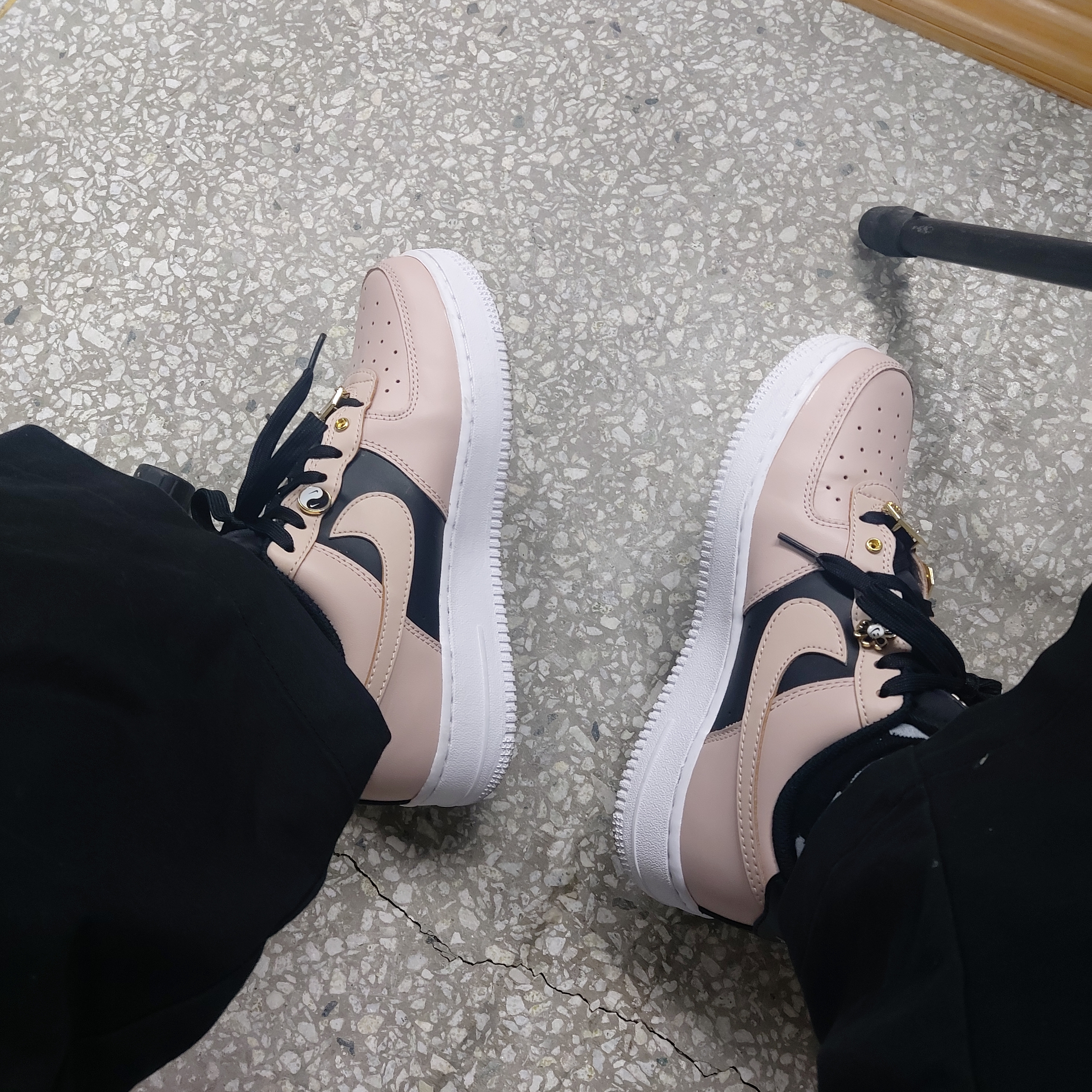 Nike Air Force 1 '07 PRM Touch Of Gold 착용 스타일 - 2
