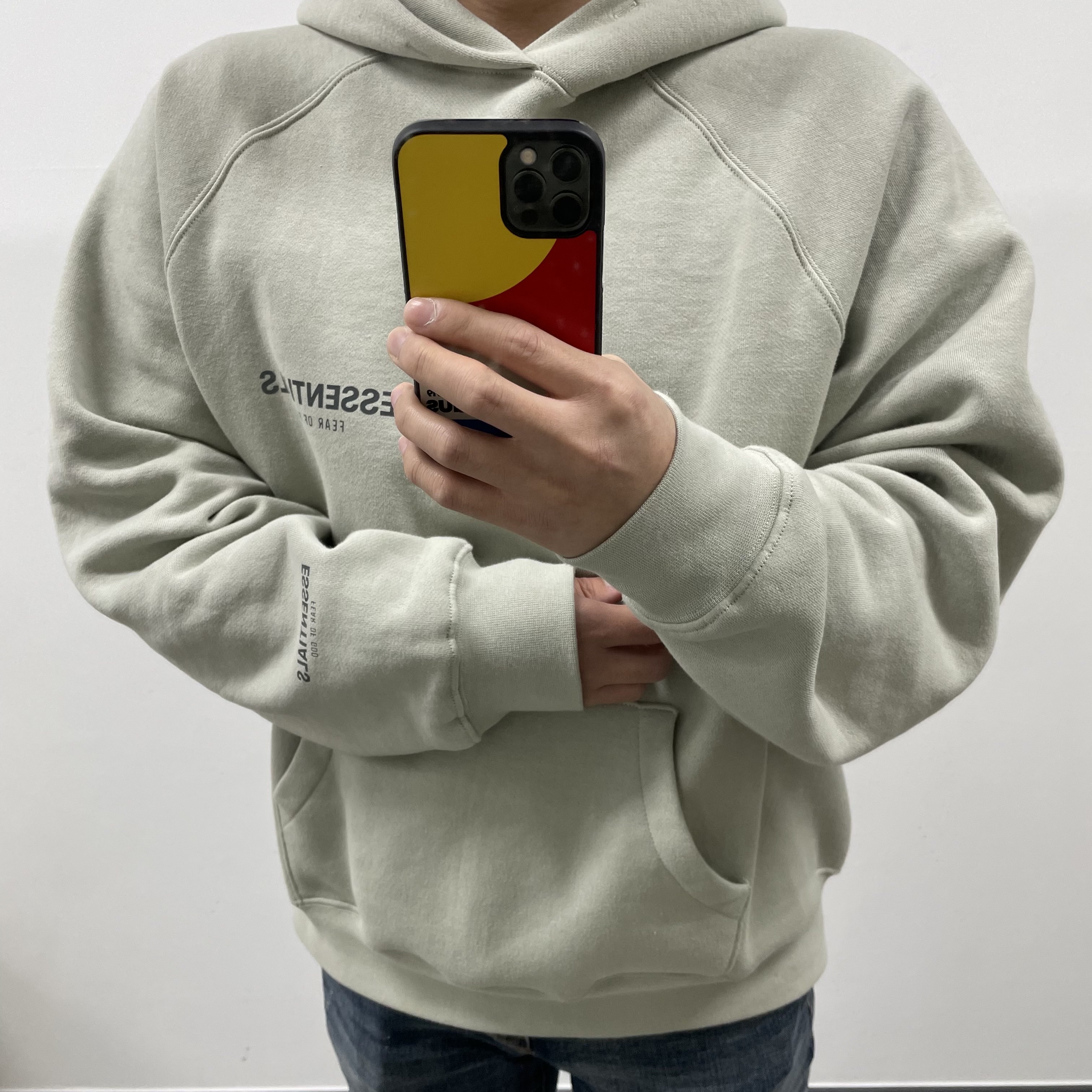 Essentials Pullover Hoodie Concrete - Ssense Exclusive 착용 스타일 - 2