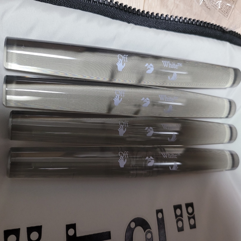 Off-White x Amore Pacific Play Kit 착용 스타일 - 4