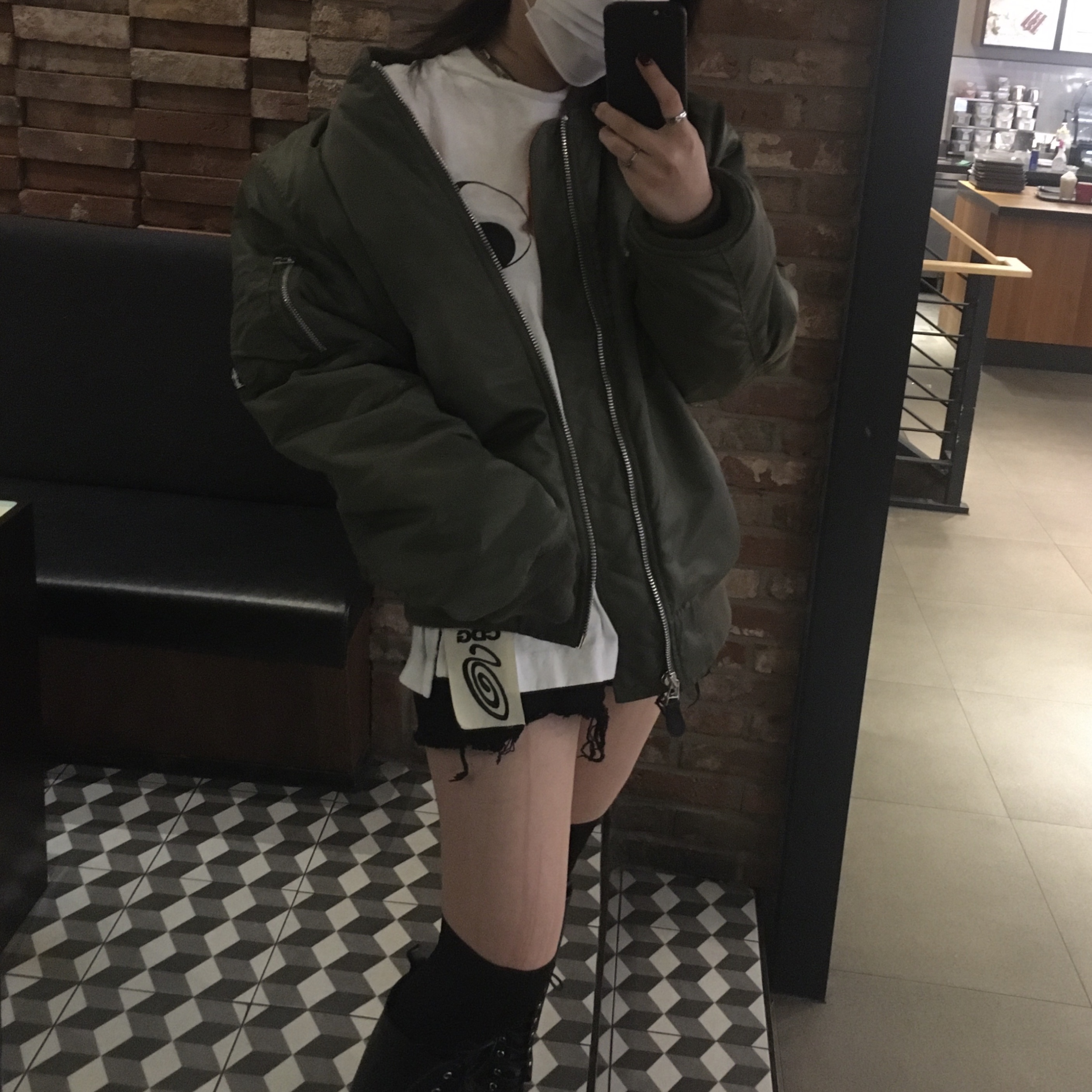 Stussy x CDG MA-1 Jacket Olive 착용 스타일 - 2