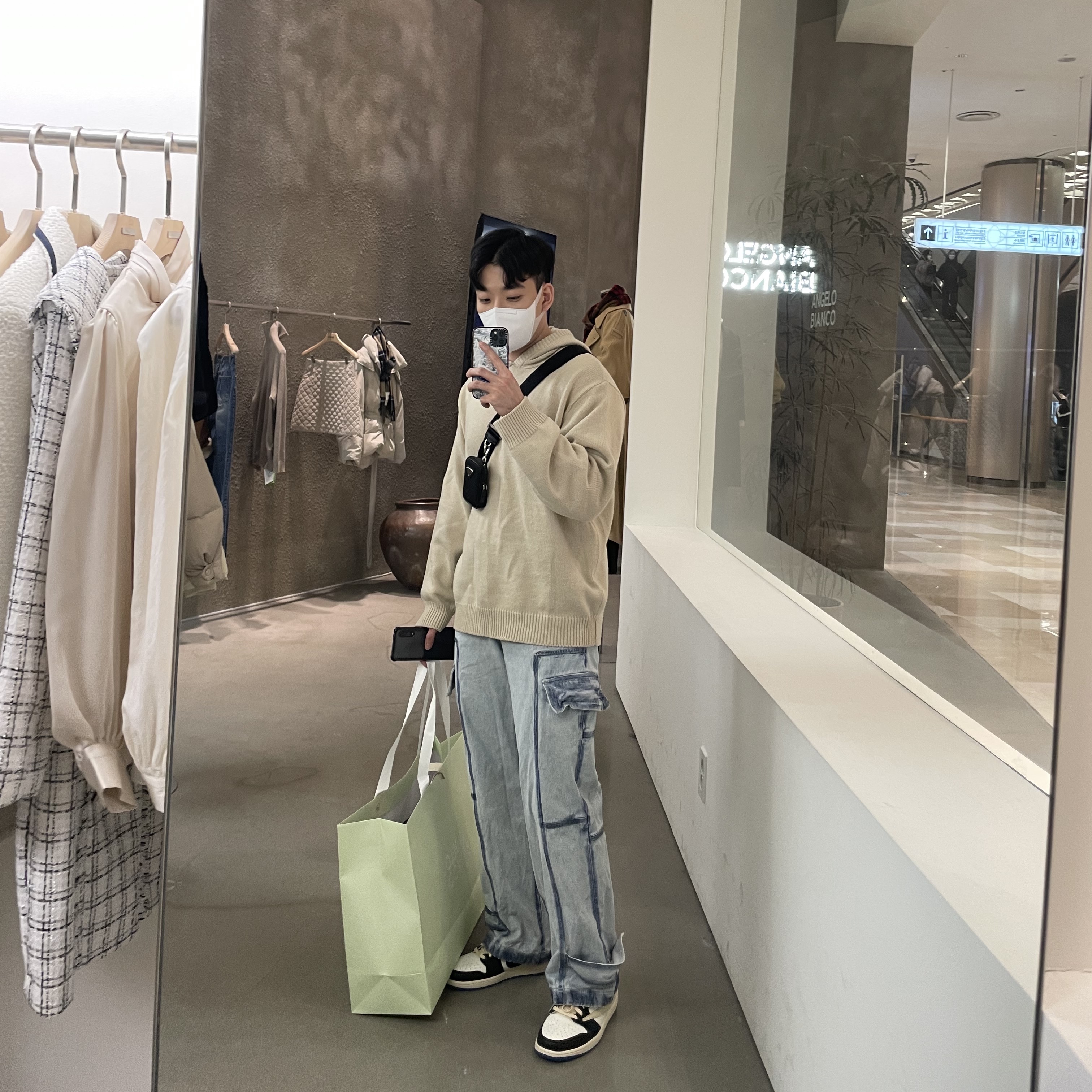 Jordan 1 x Travis Scott x Fragment Retro Low OG SP Military Blue, Prada Re-Nylon and Saffiano Leather Shoulder Bag Black 착용 스타일
