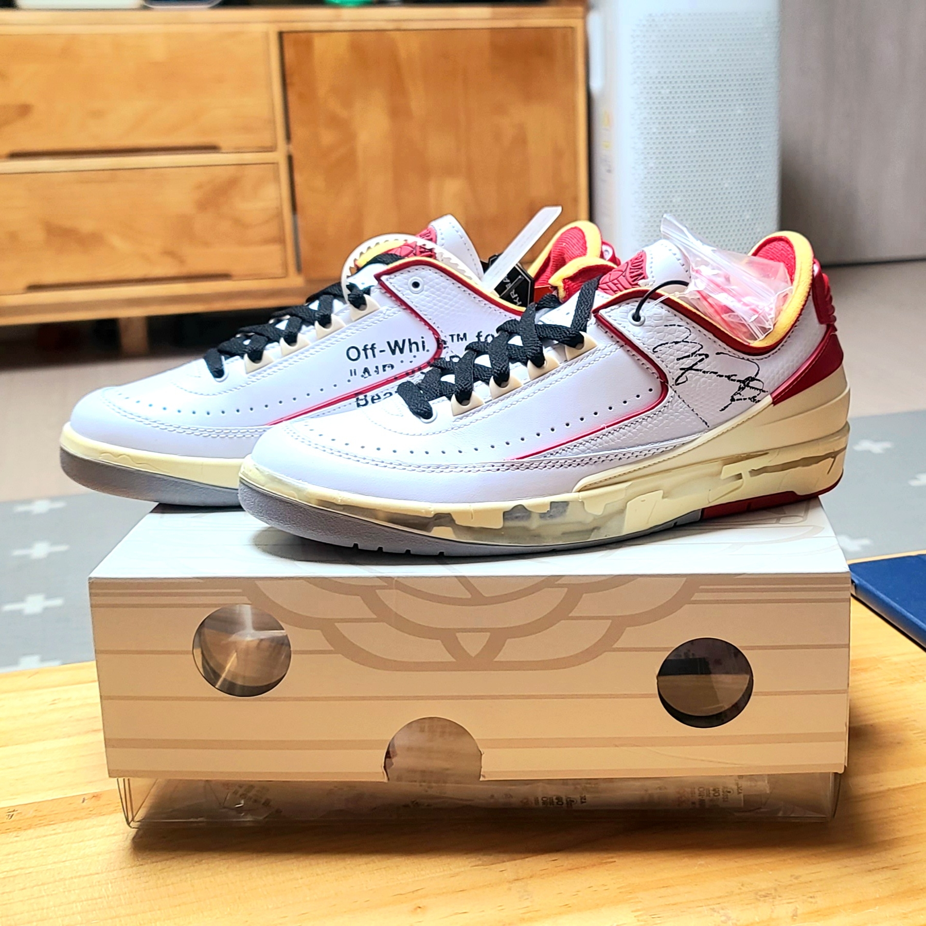 Jordan 2 x Off-White Retro Low SP White and Varsity Red 착용 스타일