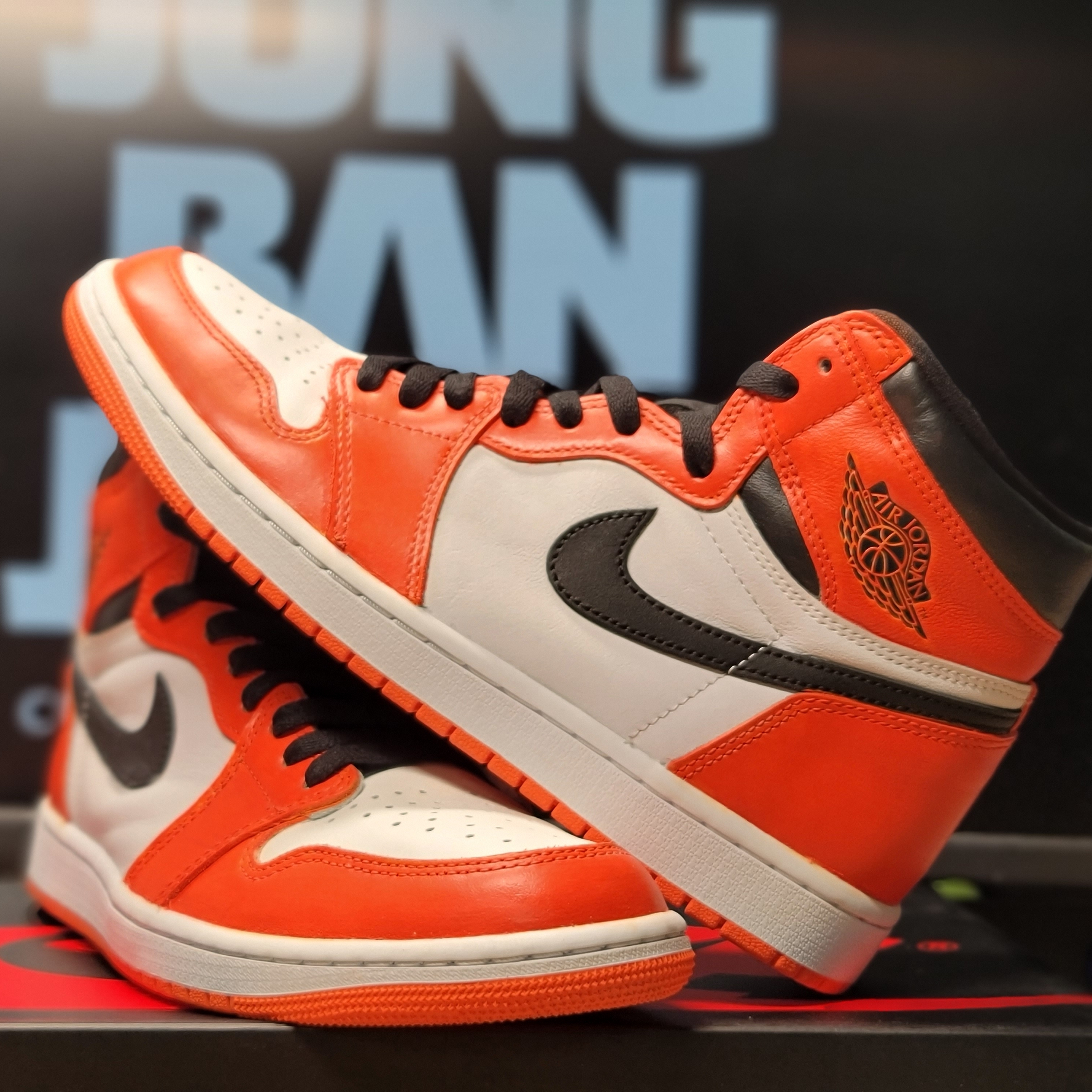 Jordan 1 Retro High OG Electro Orange 착용 스타일 - 5
