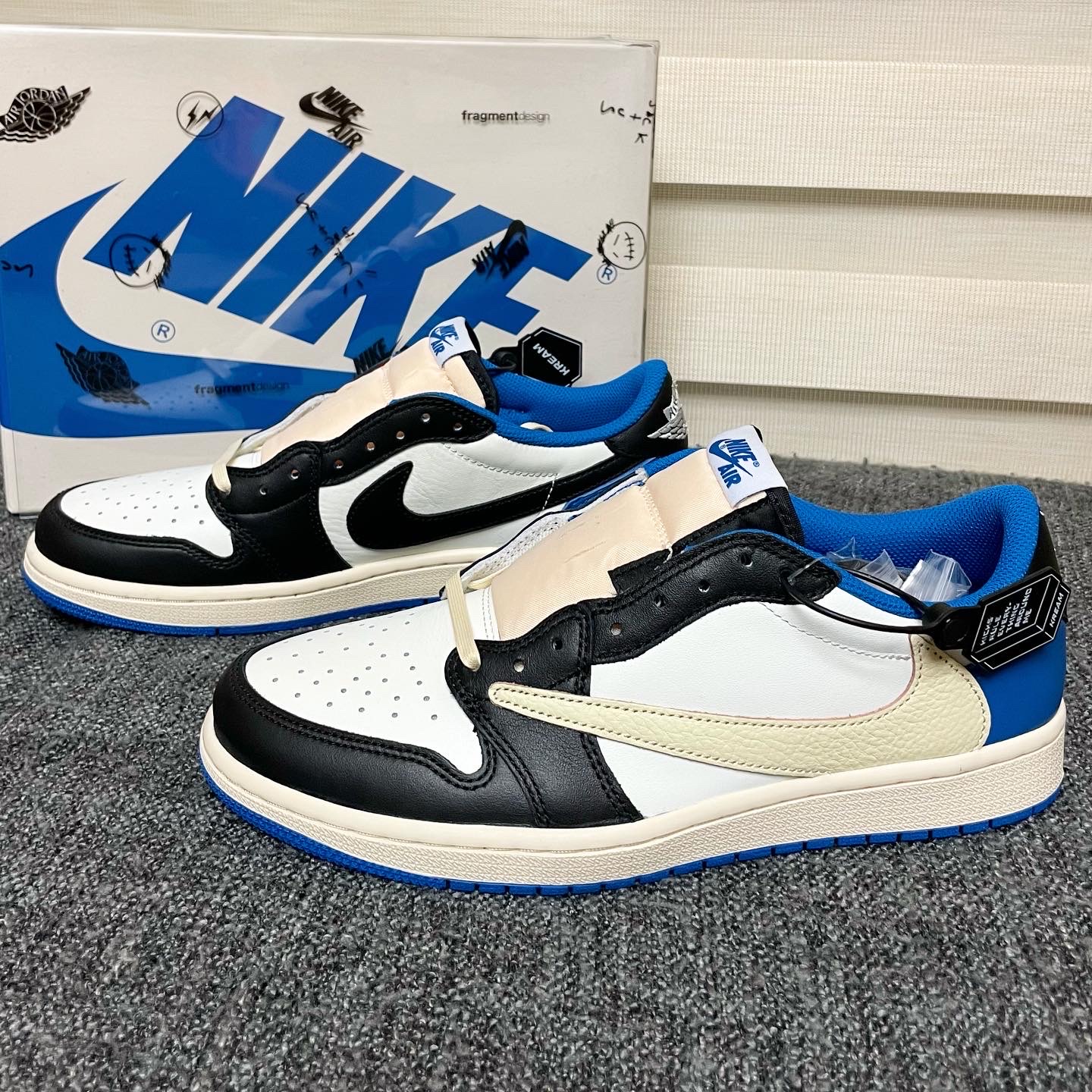 Jordan 1 x Travis Scott x Fragment Retro Low OG SP Military Blue 착용 스타일 - 1