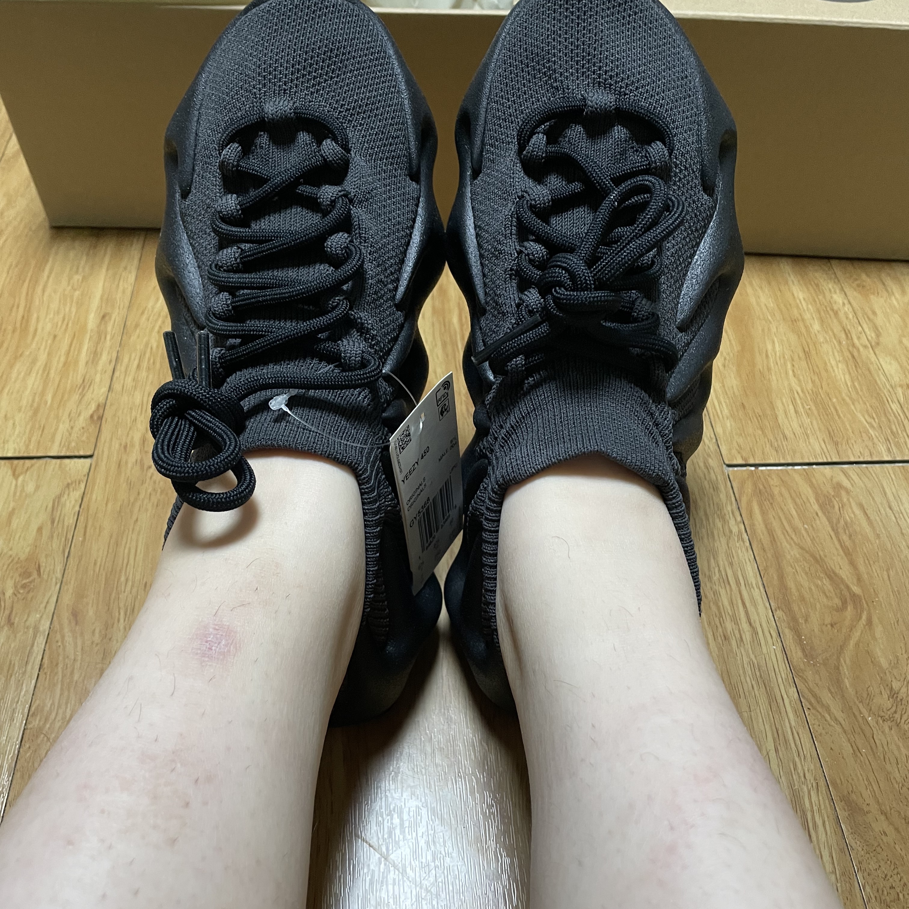 Adidas Yeezy 450 Dark Slate 착용 스타일 - 3