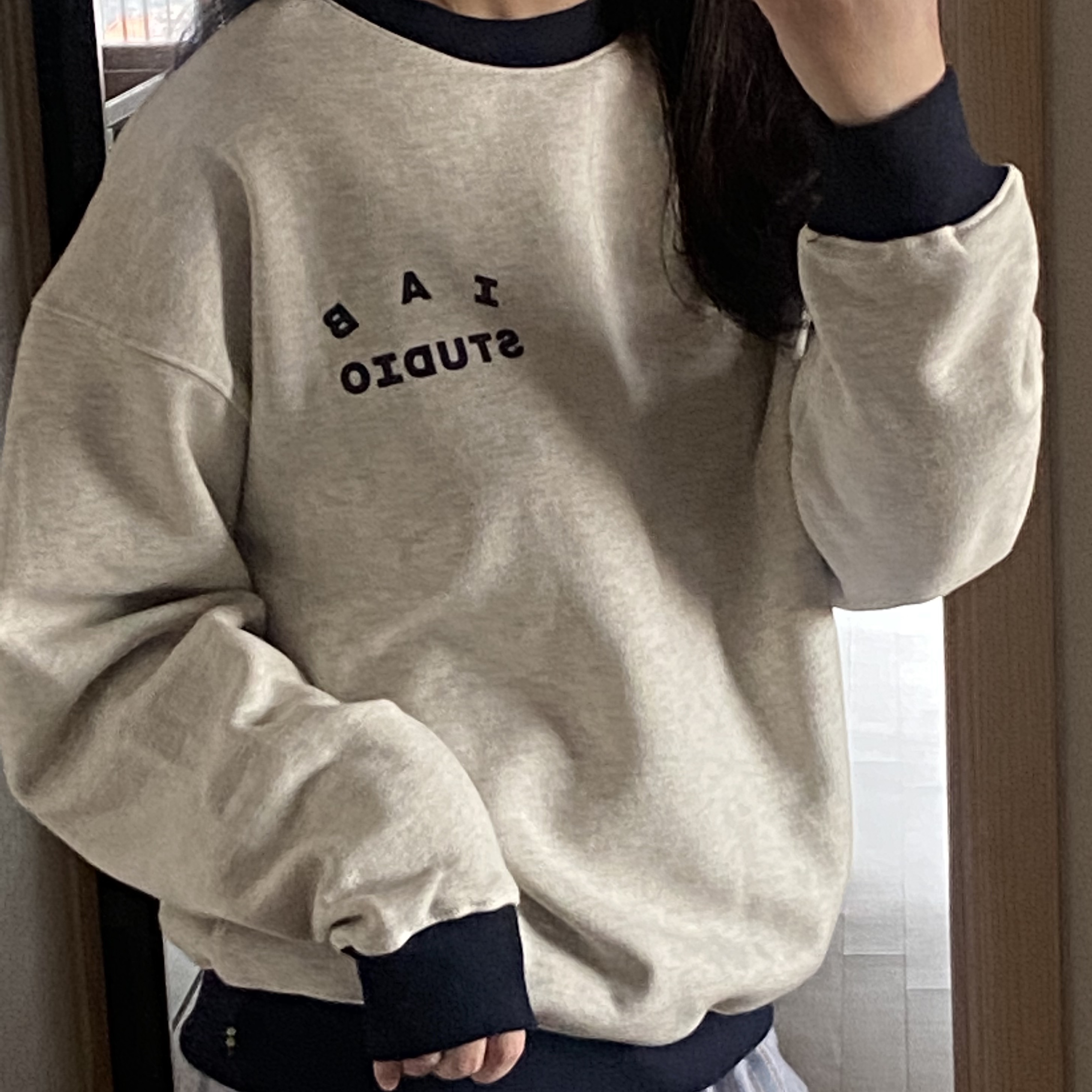 IAB Studio Sweatshirt Oatmeal Navy 착용 스타일