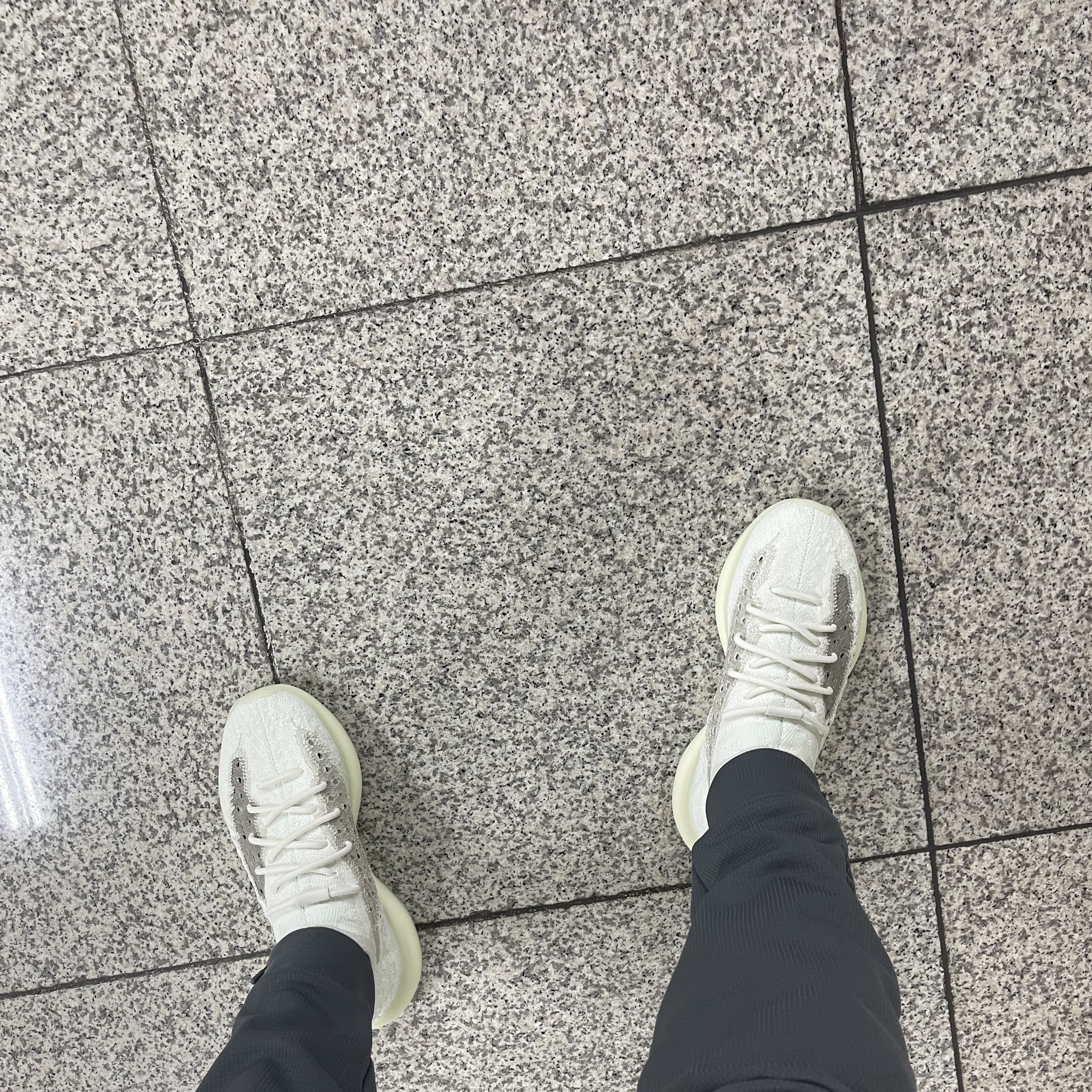 Adidas Yeezy Boost 380 Calcite Glow 착용 스타일