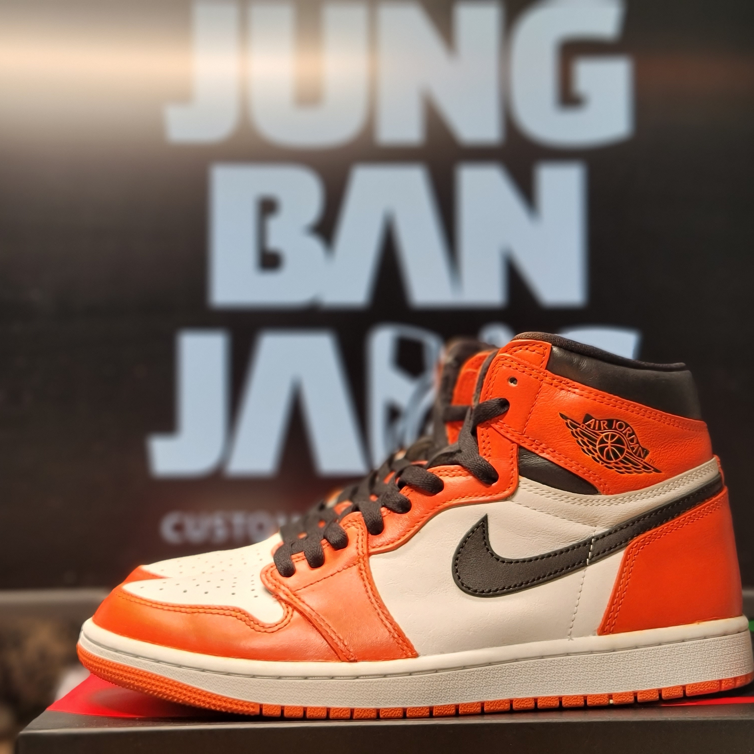 Jordan 1 Retro High OG Electro Orange 착용 스타일 - 3