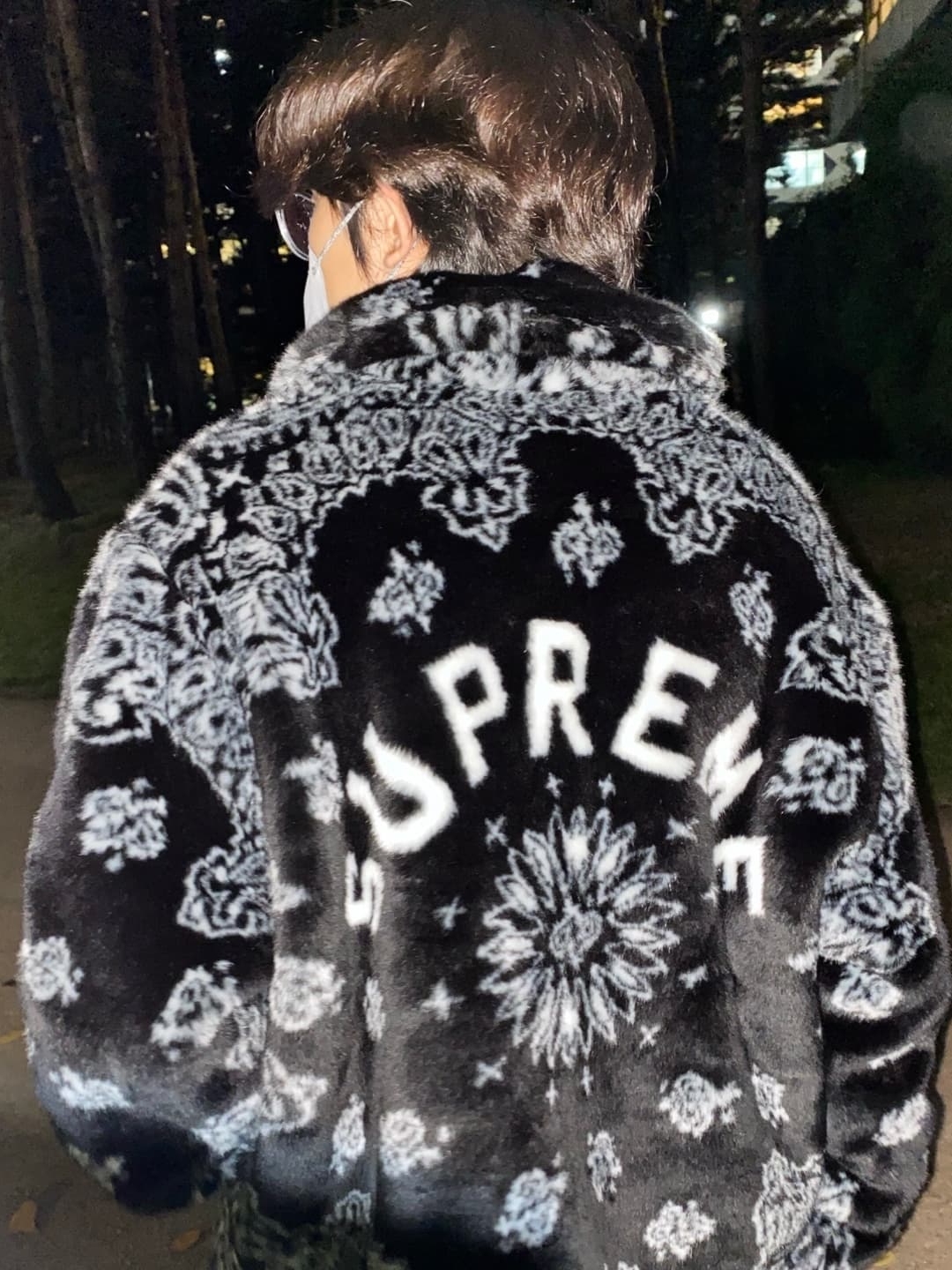 Supreme Bandana Faux Fur Bomber Jacket Black - 21SS 착용 스타일 - 2