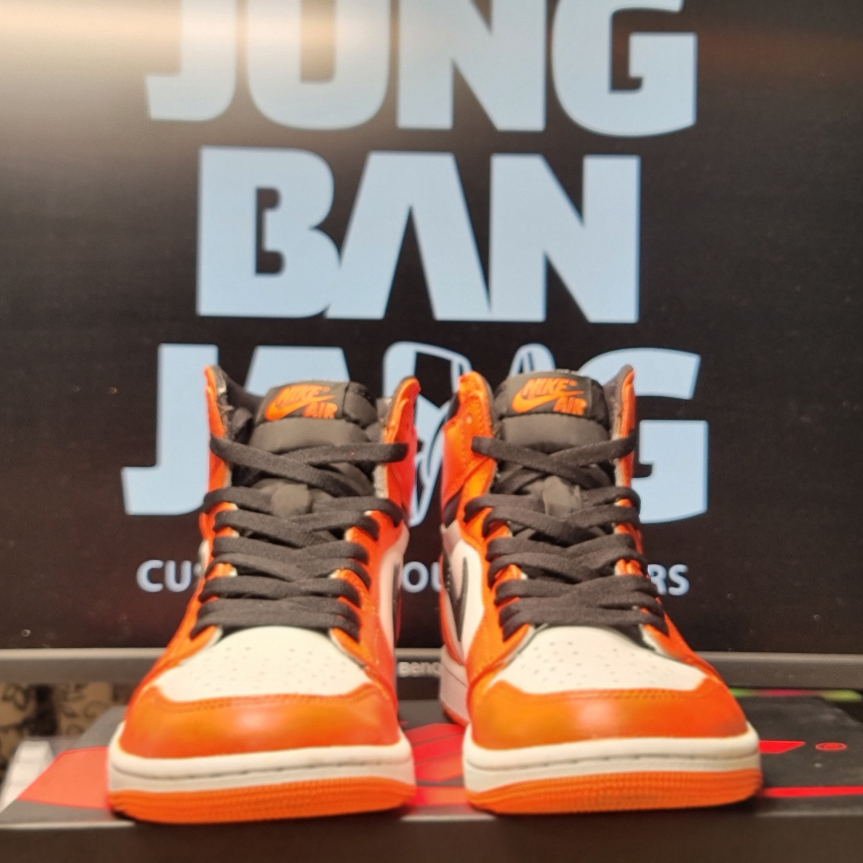 Jordan 1 Retro High OG Electro Orange 착용 스타일 - 2