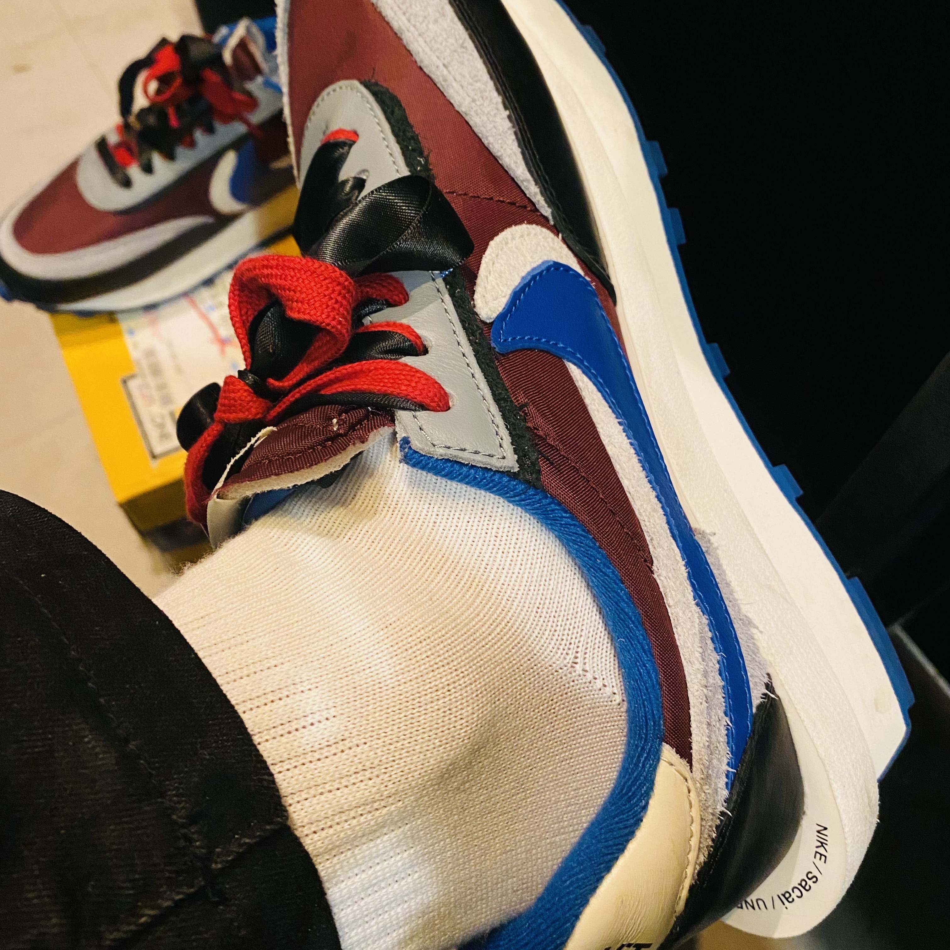 Nike x Sacai x Undercover LDWaffle Night Maroon Team Royal 착용 스타일 - 2