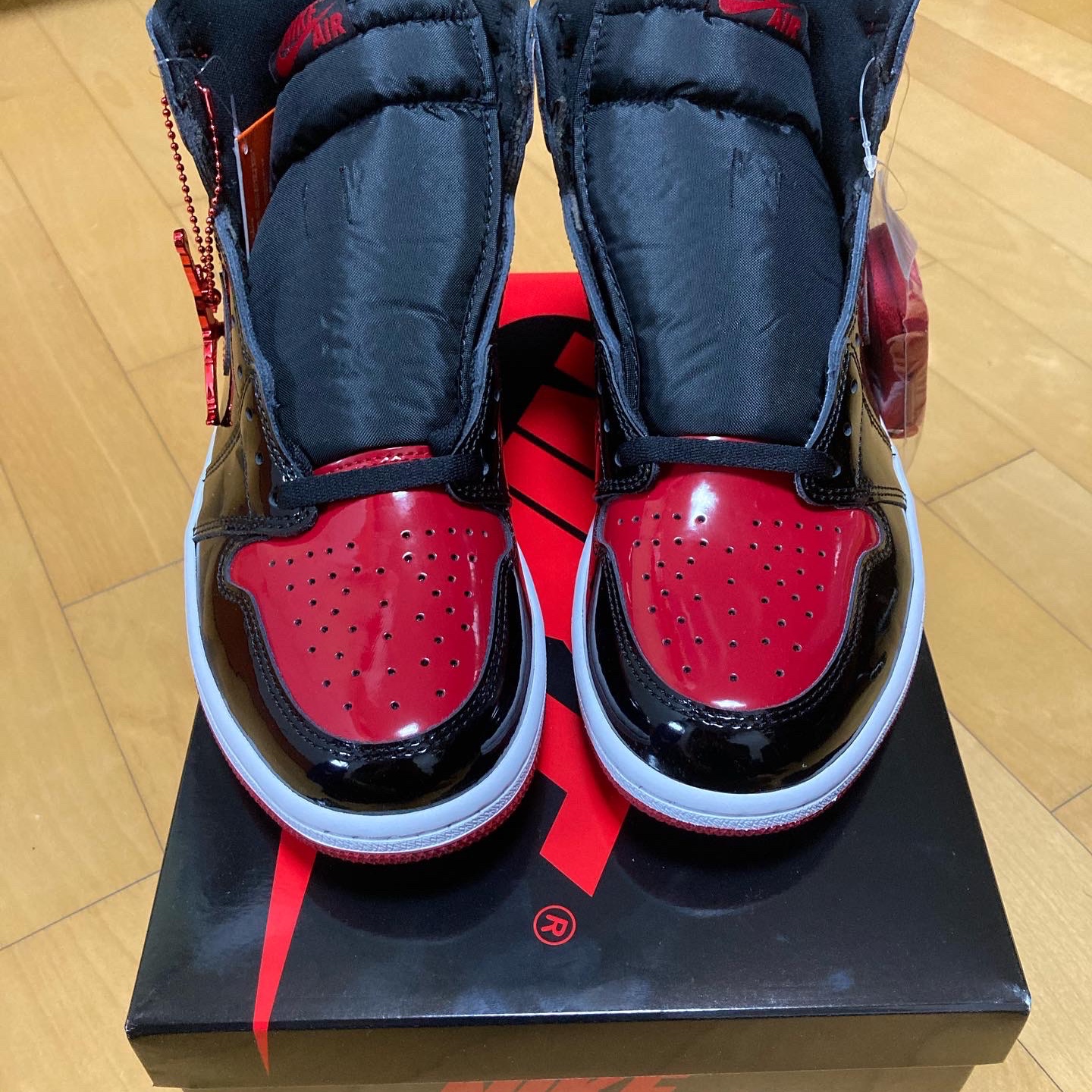 Jordan 1 Retro High OG Patent Bred 착용 스타일 - 3