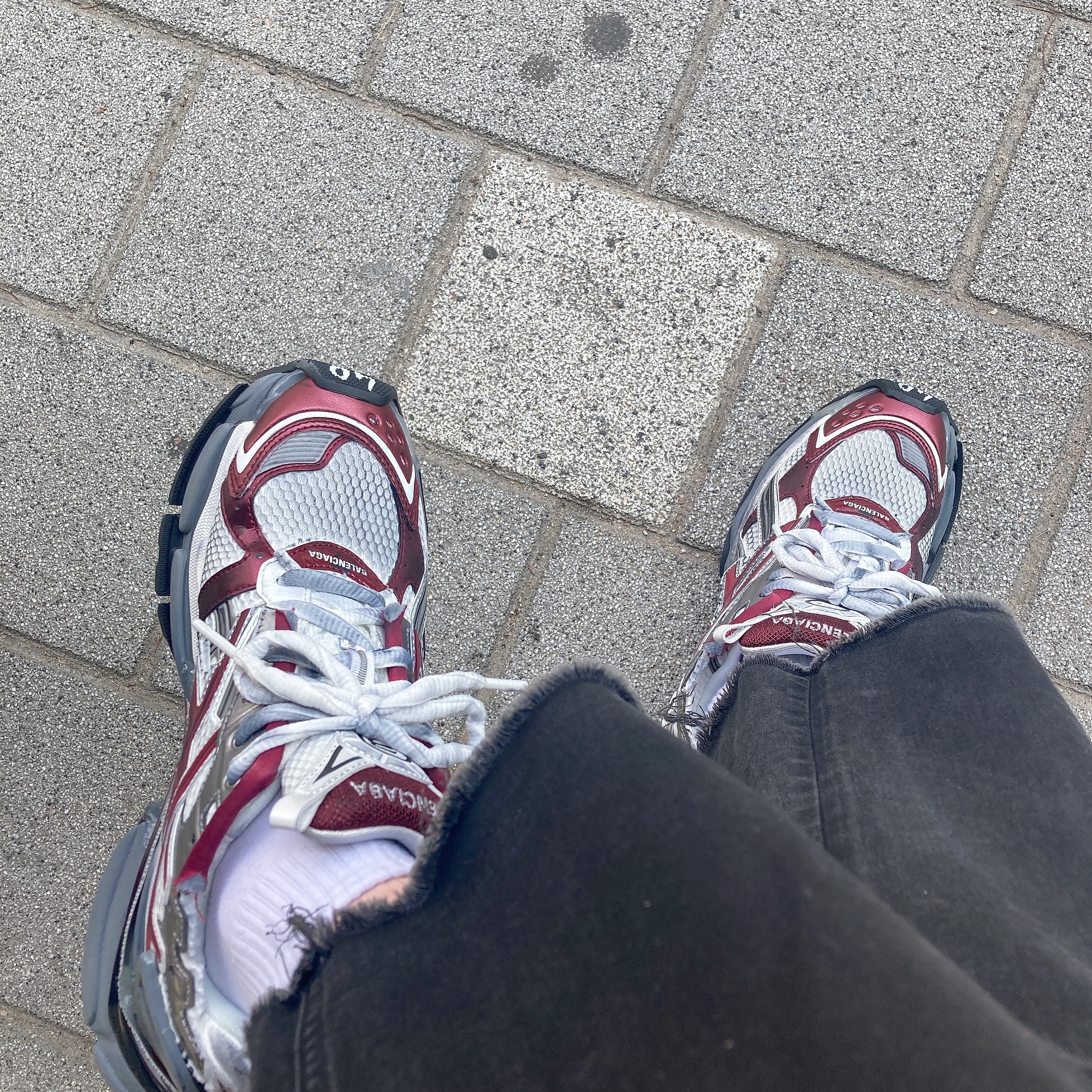 Balenciaga Runner Sneakers Grey Burgundy 착용 스타일 - 3