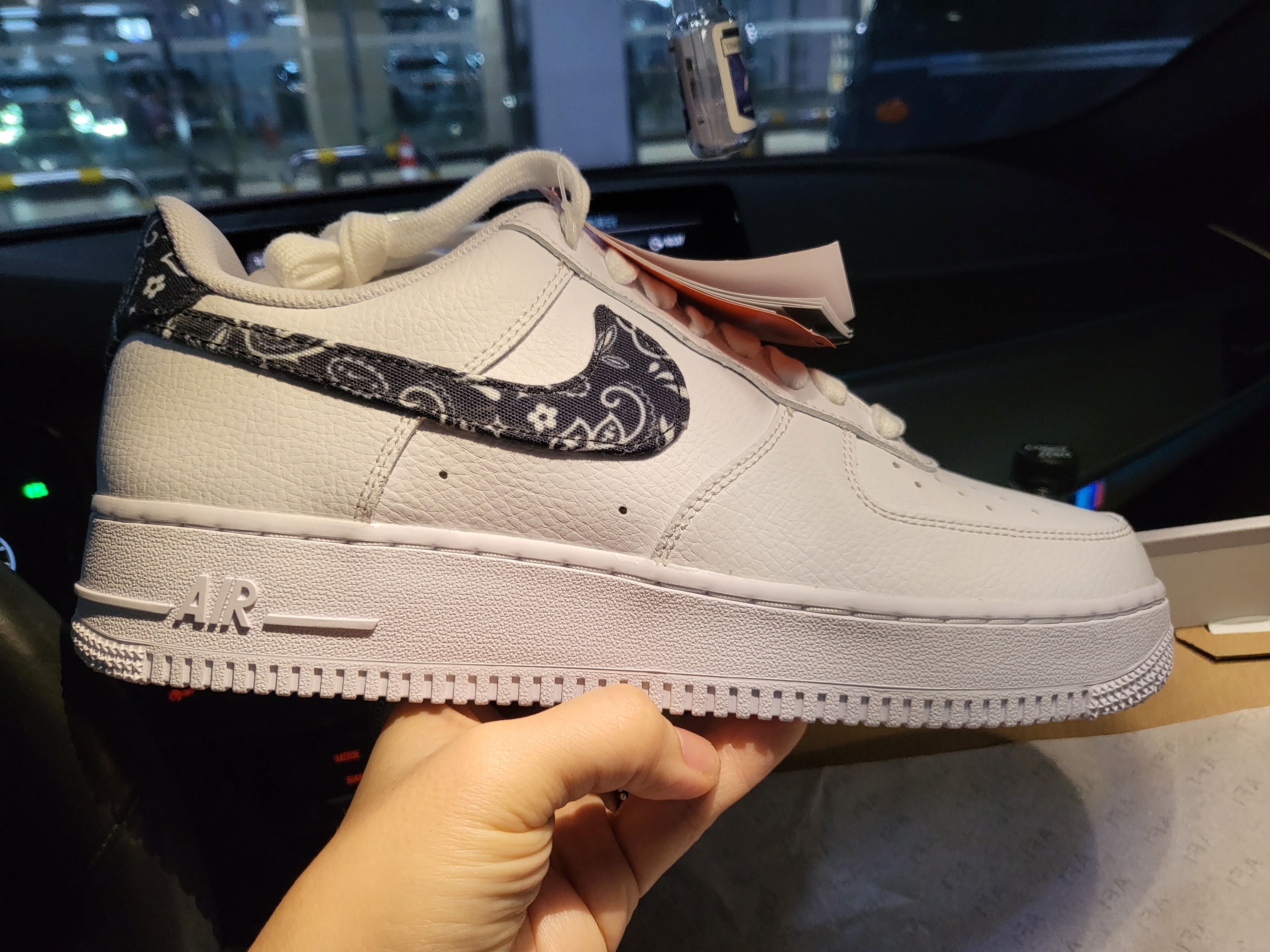 (W) Nike Air Force 1 '07 Essential Paisley Swoosh White Black 착용 스타일