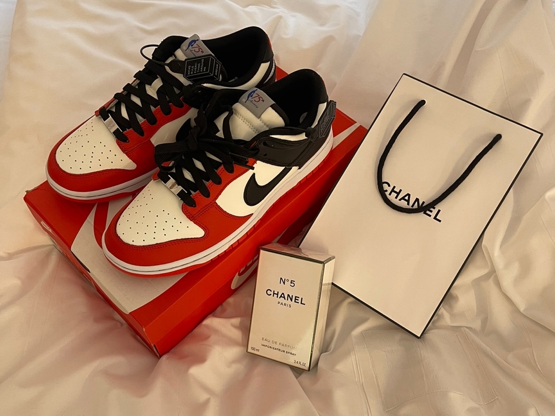 Nike x NBA Dunk Low Retro EMB Black and Chile Red 착용 스타일