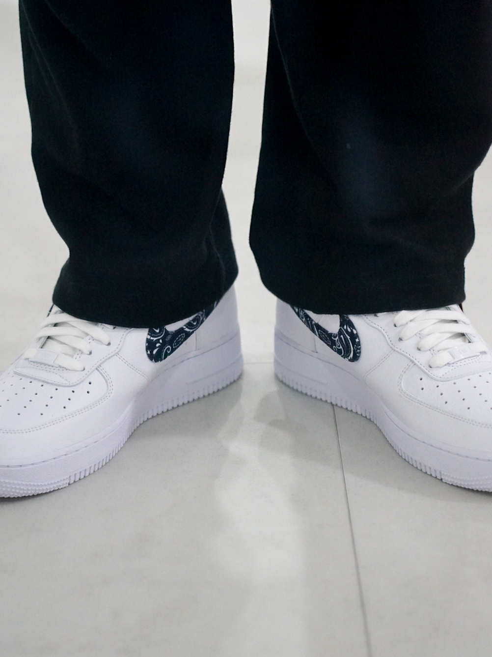 (W) Nike Air Force 1 '07 Essential Paisley Swoosh White Black 착용 스타일 - 1