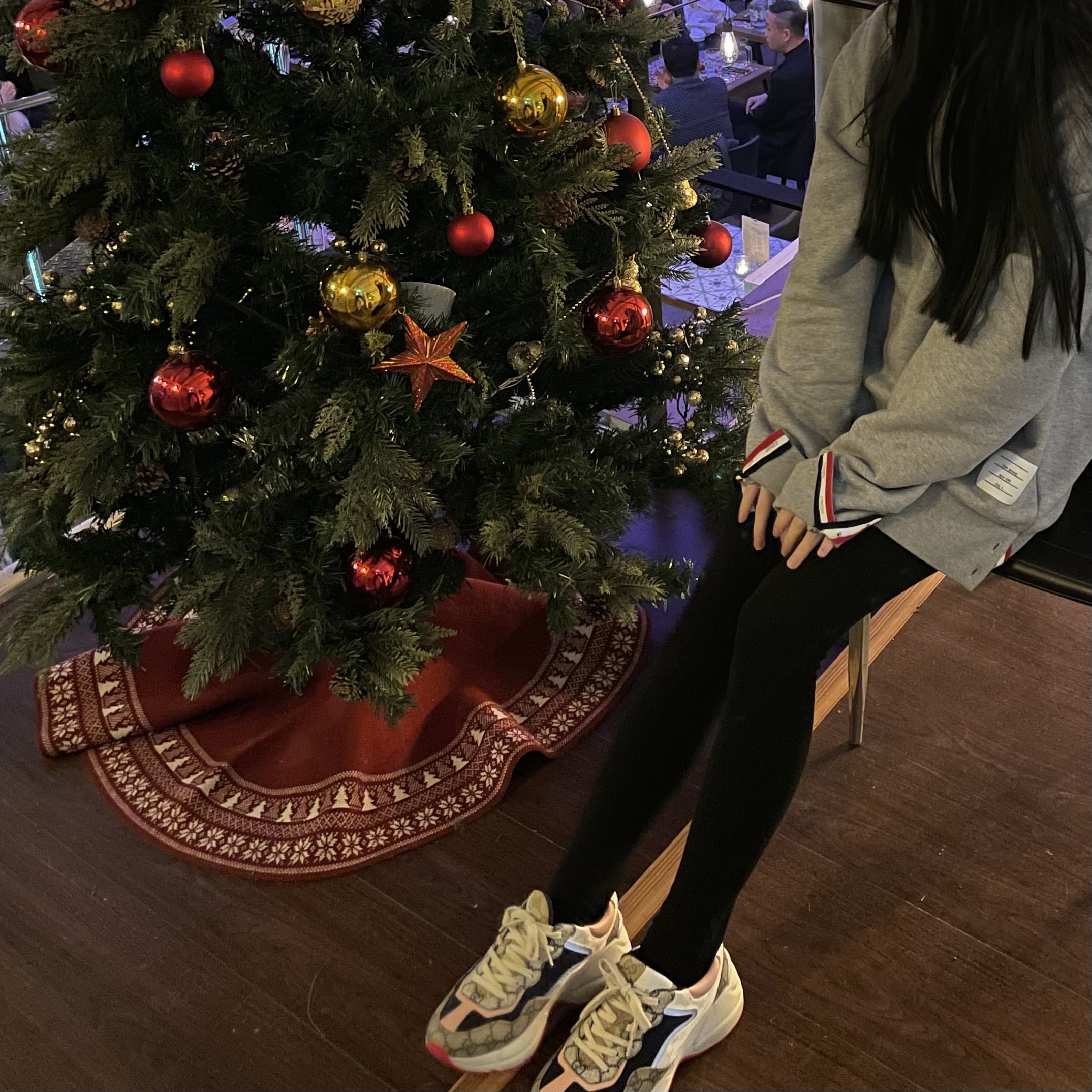 Gucci GG Rhyton Beige Sneakers Ebony Blue 착용 스타일