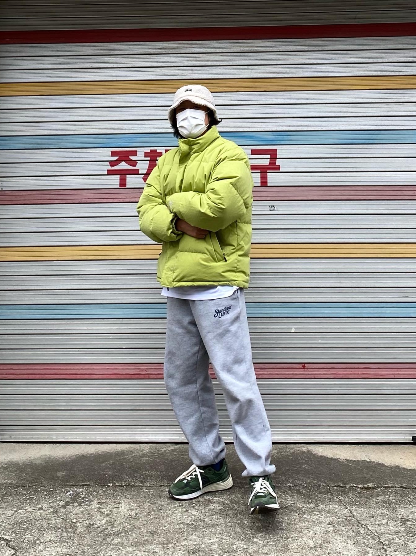 New Balance x JJJJound 992 Made in USA Mossy Green, Stussy Sherpa Bucket Hat Oatmeal 착용 스타일 - 2