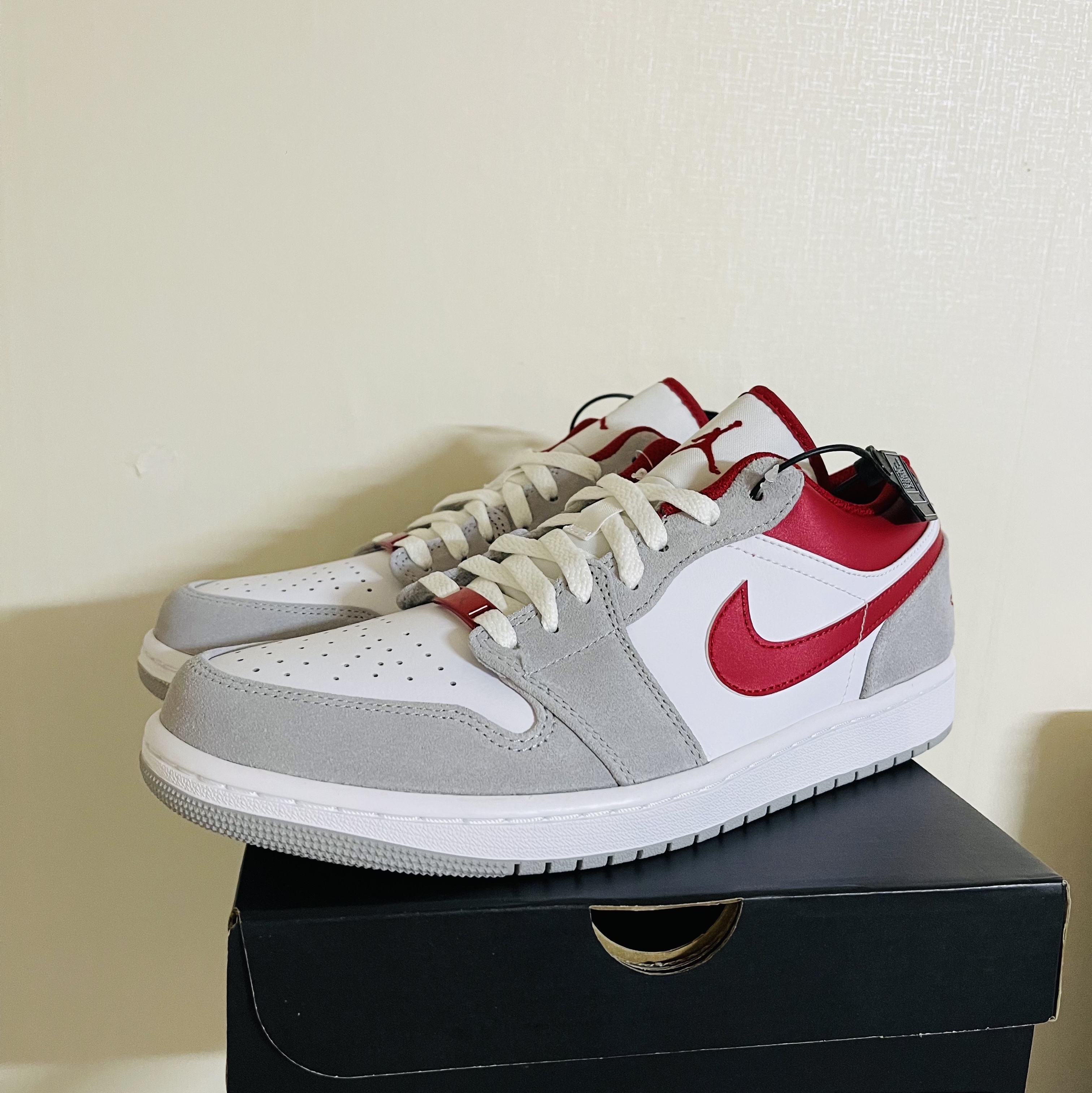 Jordan 1 Low SE Light Smoke Grey Gym Red 착용 스타일