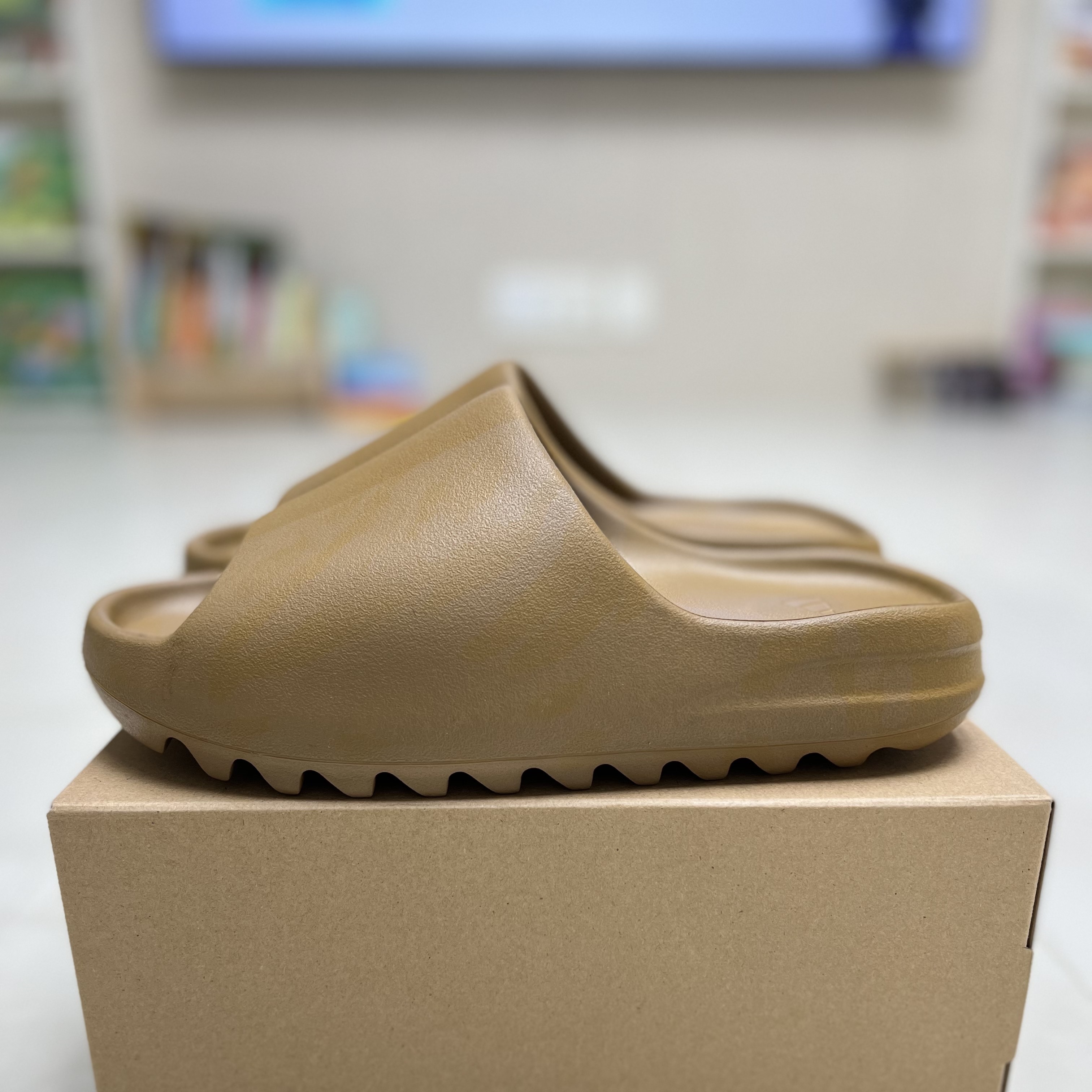 Adidas Yeezy Slide Ochre 착용 스타일