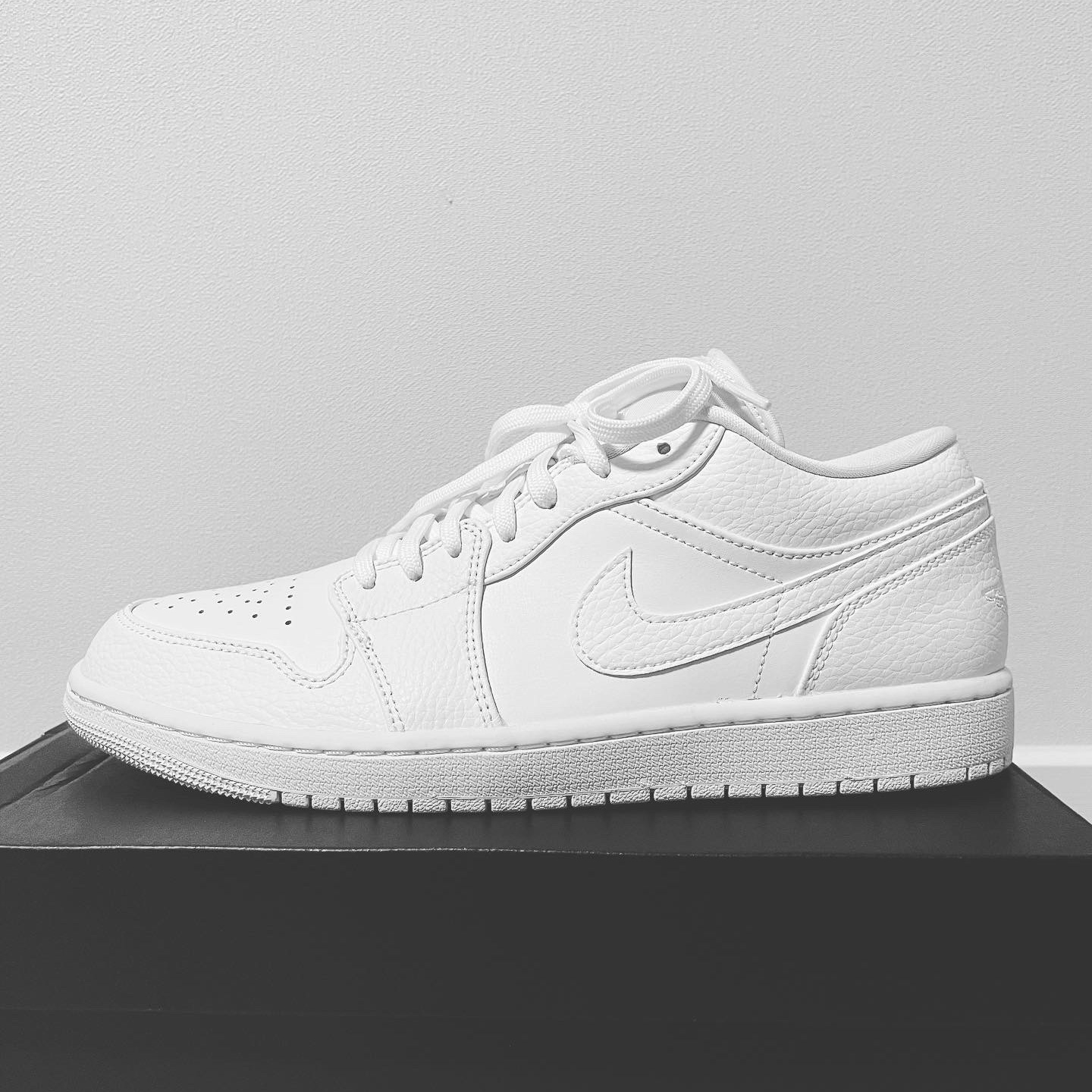 Jordan 1 Low Triple White Tumbled Leather 2020 착용 스타일 - 1