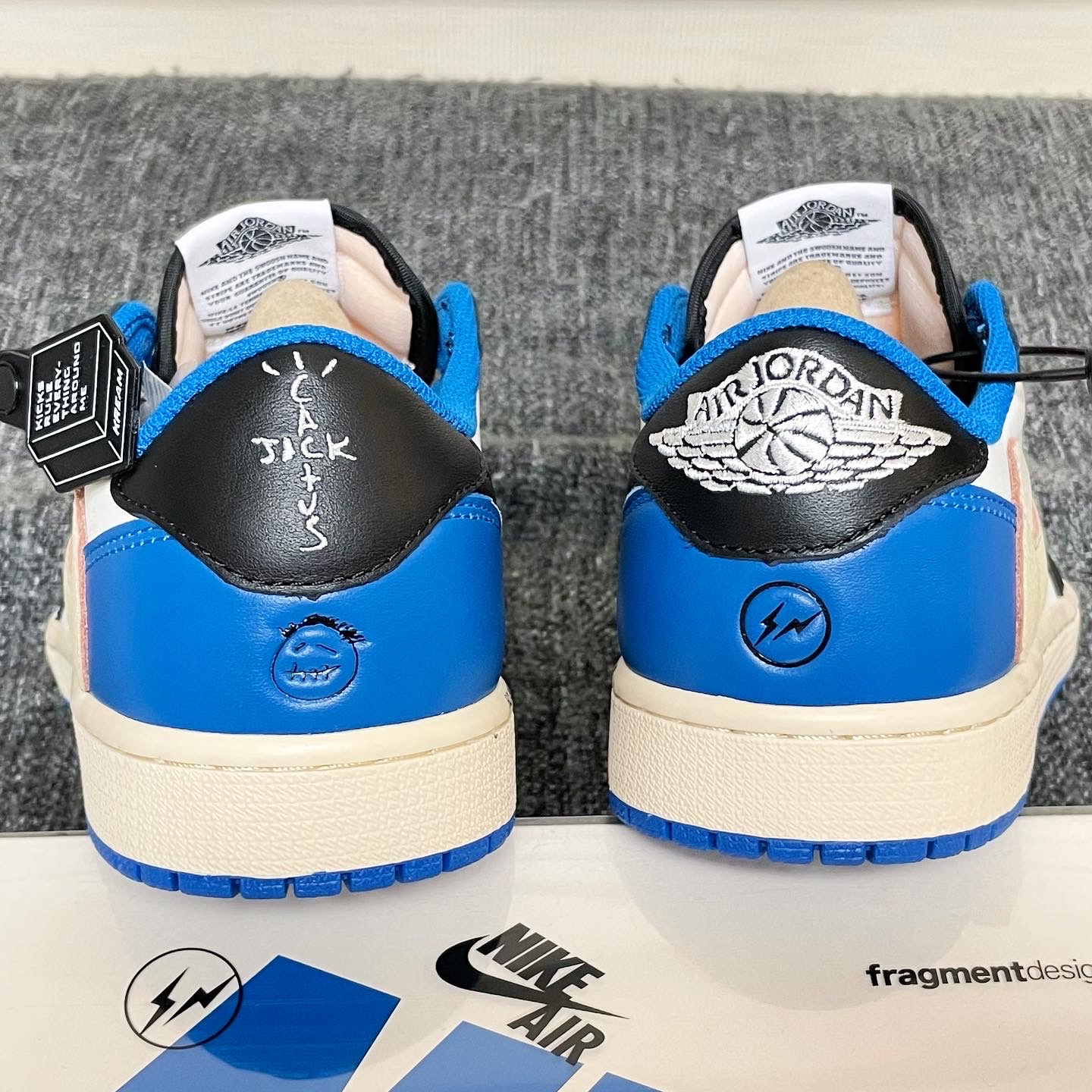 Jordan 1 x Travis Scott x Fragment Retro Low OG SP Military Blue 착용 스타일 - 3