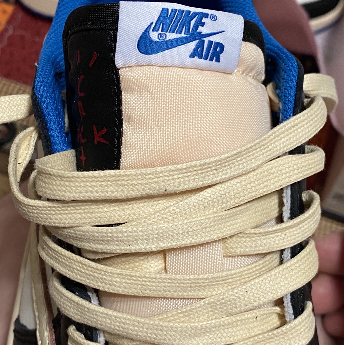 Jordan 1 x Travis Scott x Fragment Retro Low OG SP Military Blue 착용 스타일 - 3