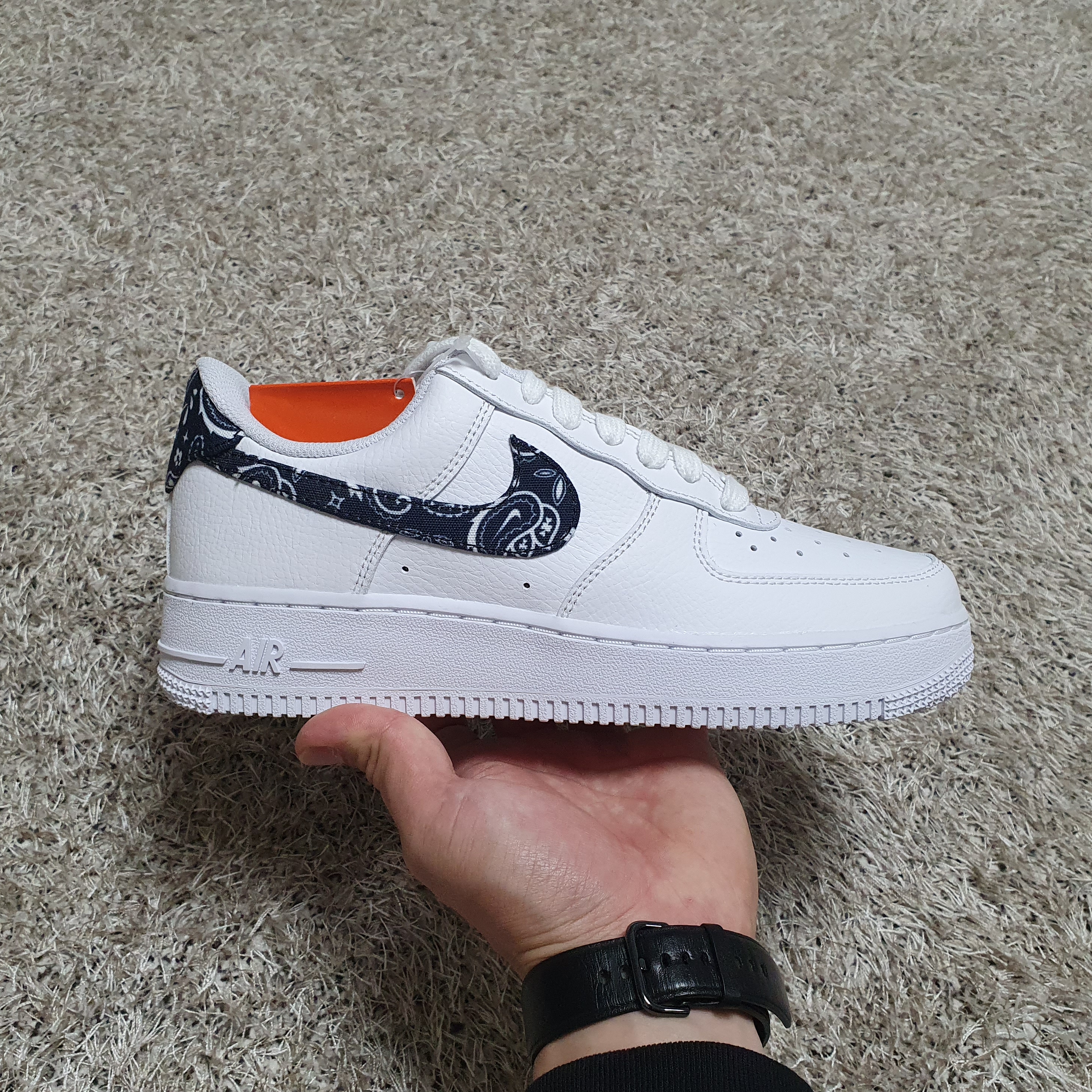 (W) Nike Air Force 1 '07 Essential Paisley Swoosh White Black 착용 스타일