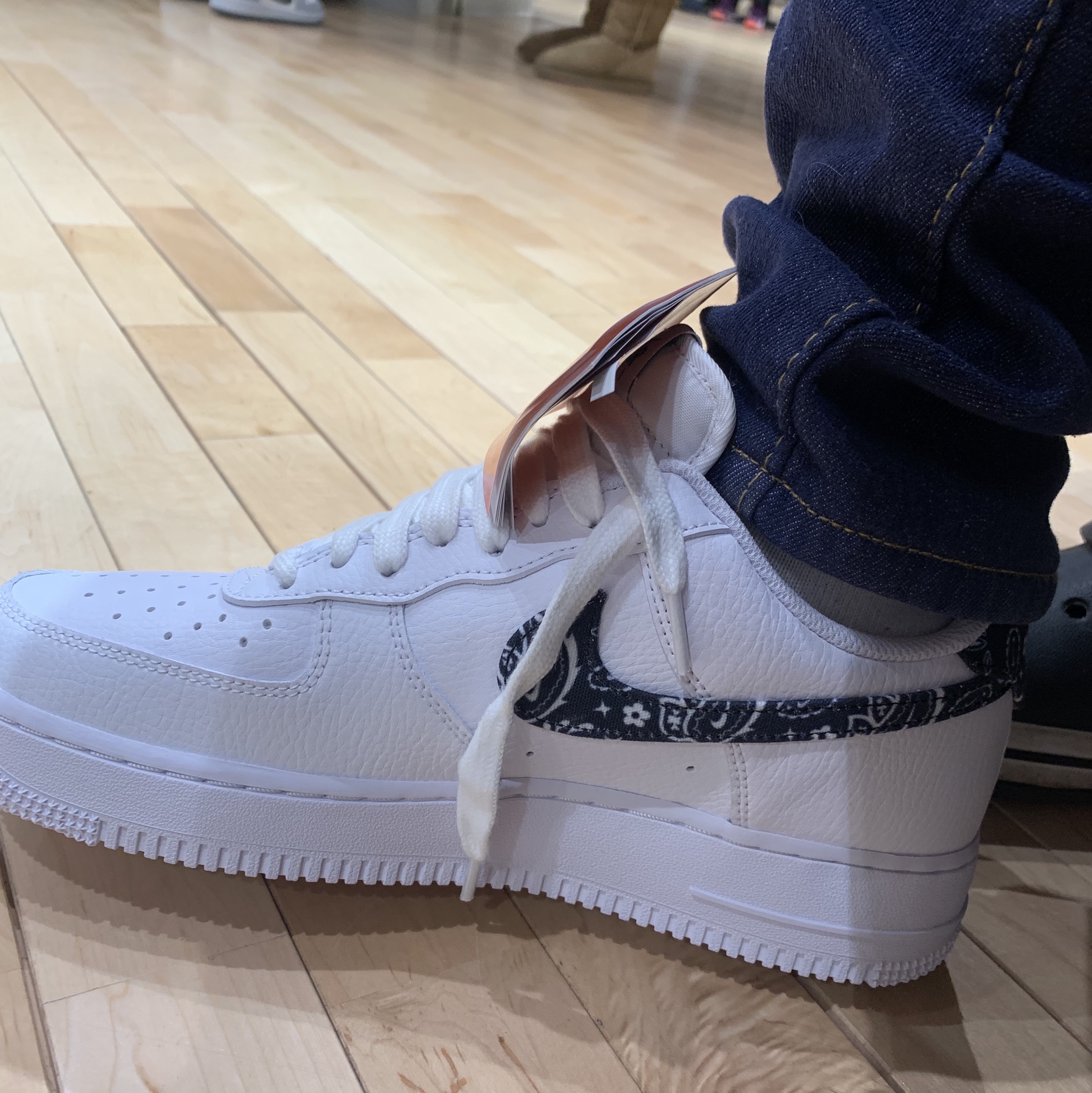 (W) Nike Air Force 1 '07 Essential Paisley Swoosh White Black 착용 스타일
