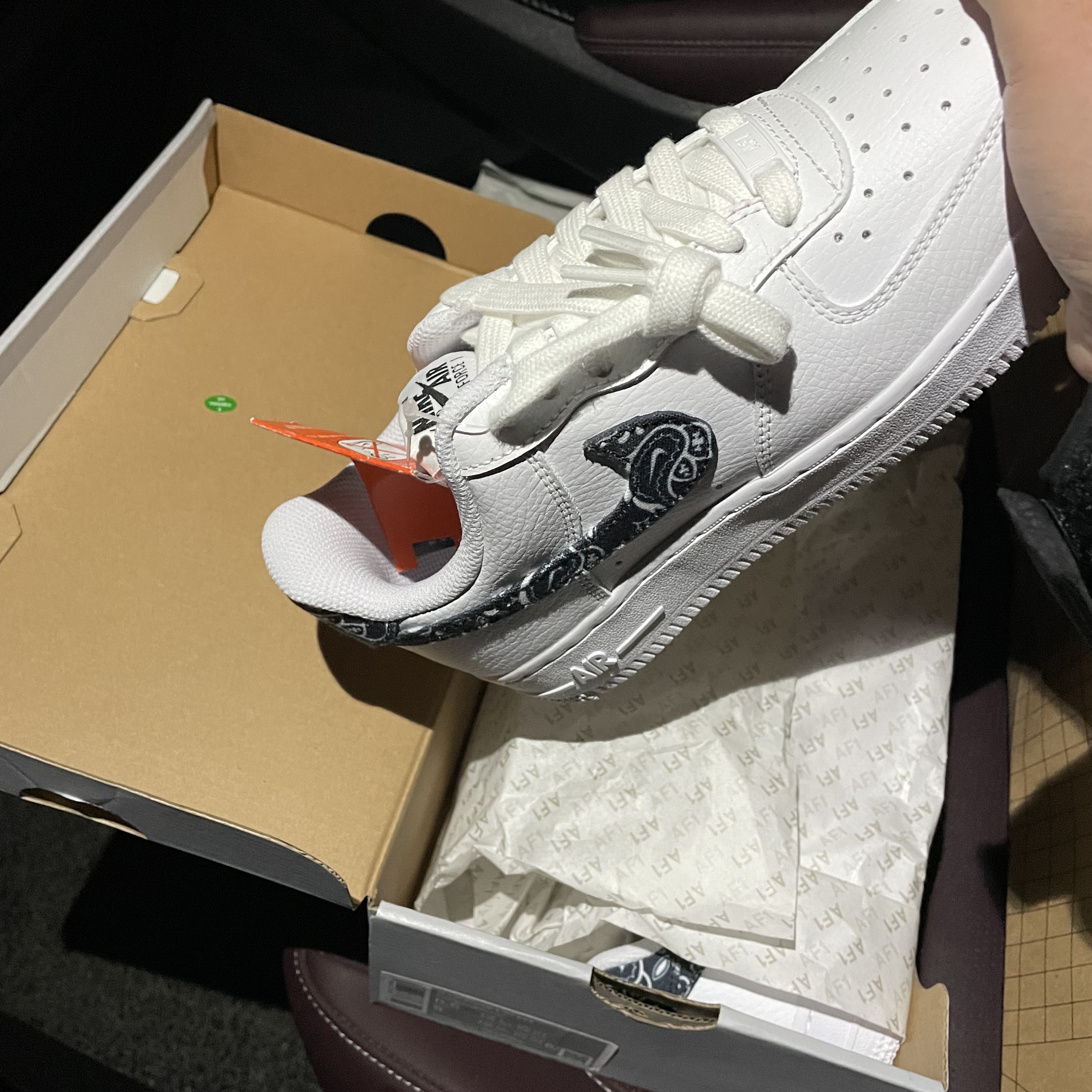 (W) Nike Air Force 1 '07 Essential Paisley Swoosh White Black 착용 스타일 - 3