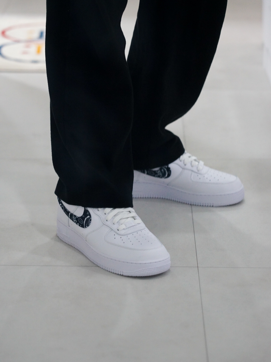 (W) Nike Air Force 1 '07 Essential Paisley Swoosh White Black 착용 스타일 - 2