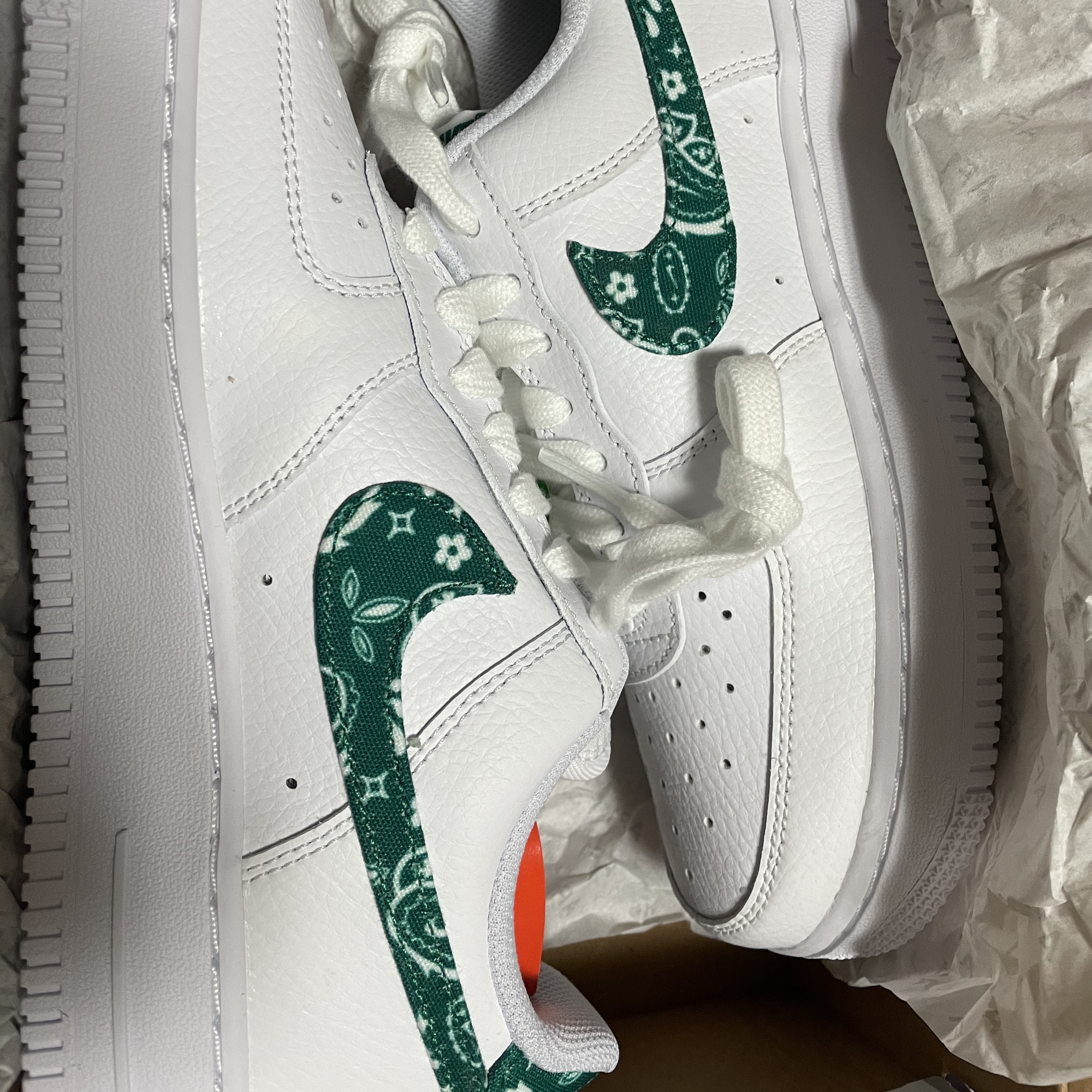 (W) Nike Air Force 1 '07 Essential Paisley Swoosh White Malachite 착용 스타일
