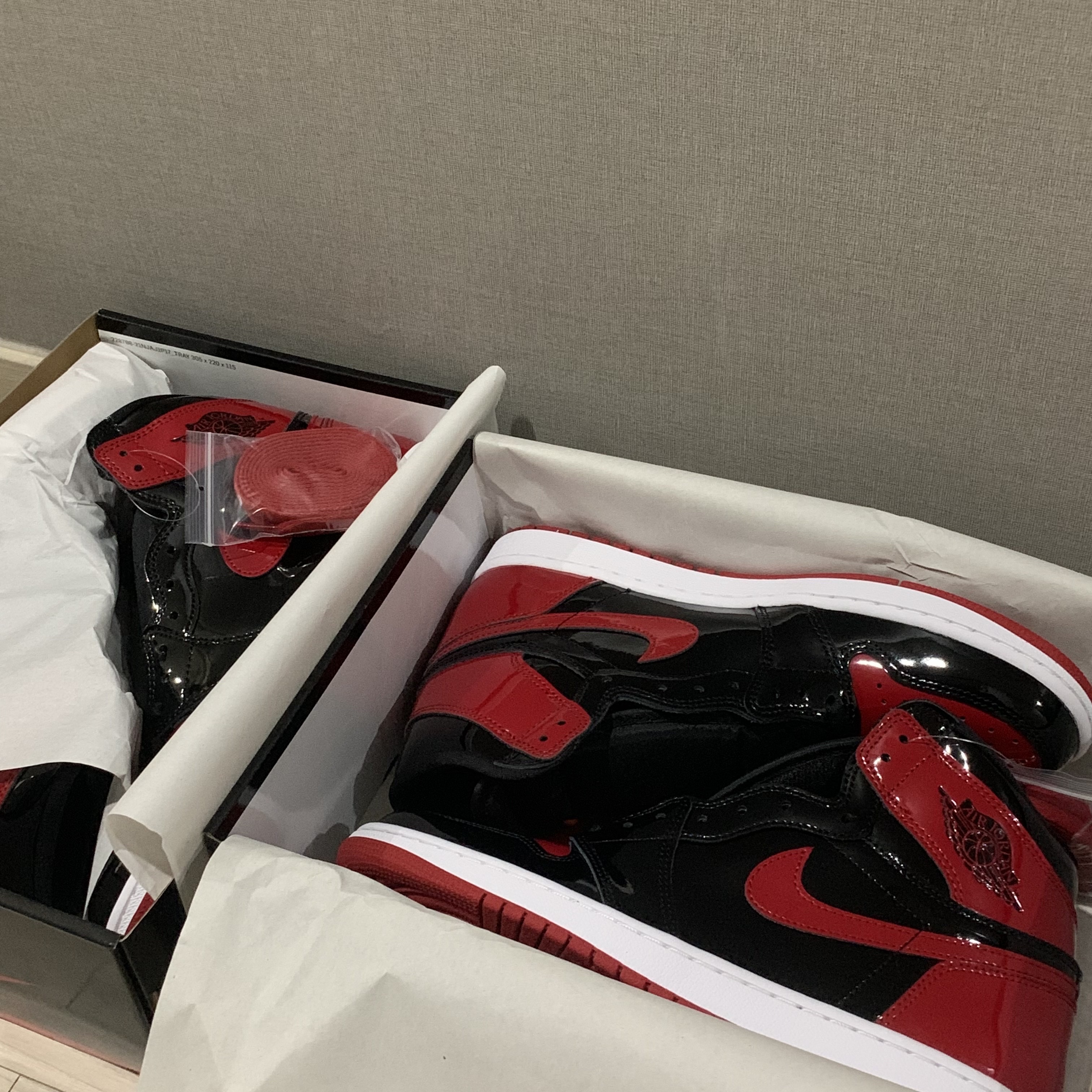Jordan 1 Retro High OG Patent Bred 착용 스타일 - 1