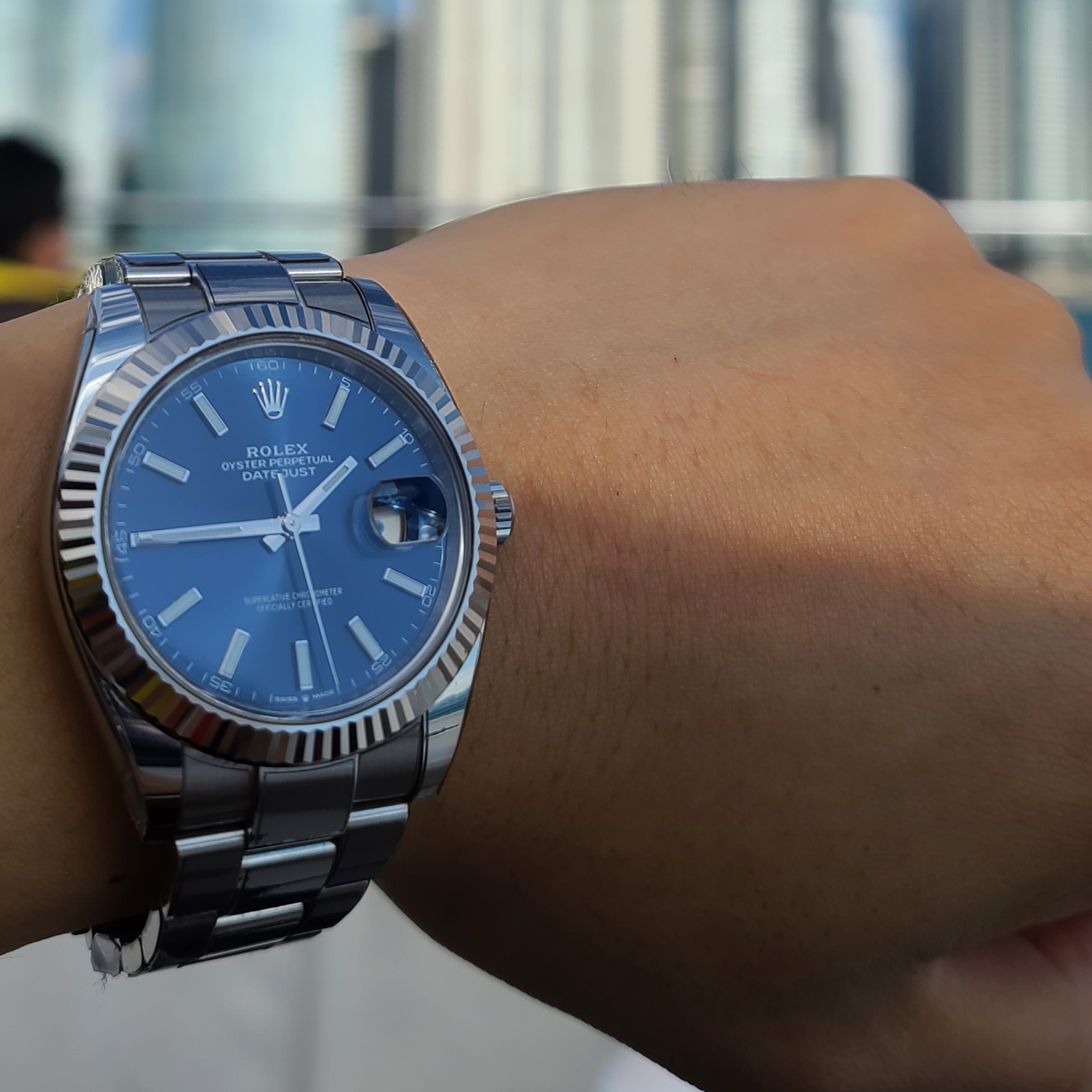 Rolex Datejust 41mm 126334 Bright Blue Oyster 착용 스타일