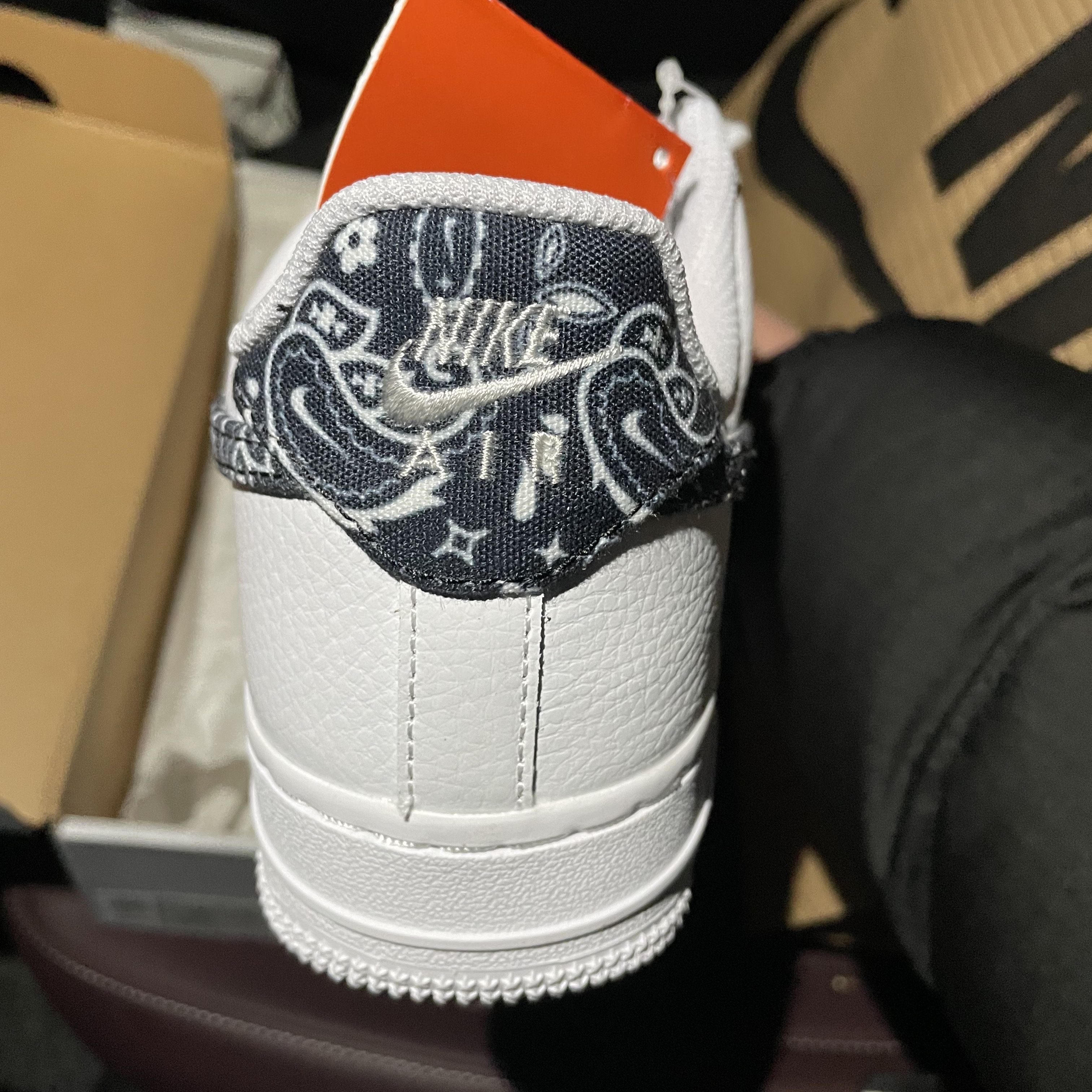 (W) Nike Air Force 1 '07 Essential Paisley Swoosh White Black 착용 스타일 - 2