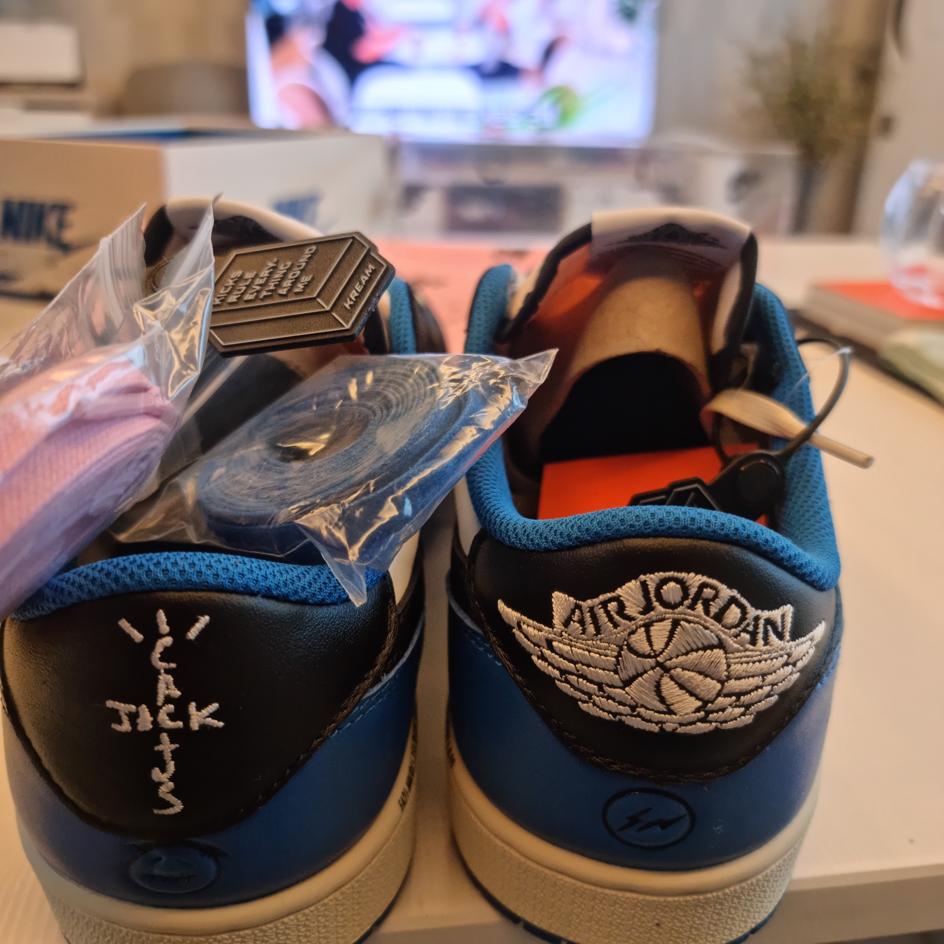 Jordan 1 x Travis Scott x Fragment Retro Low OG SP Military Blue 착용 스타일 - 2