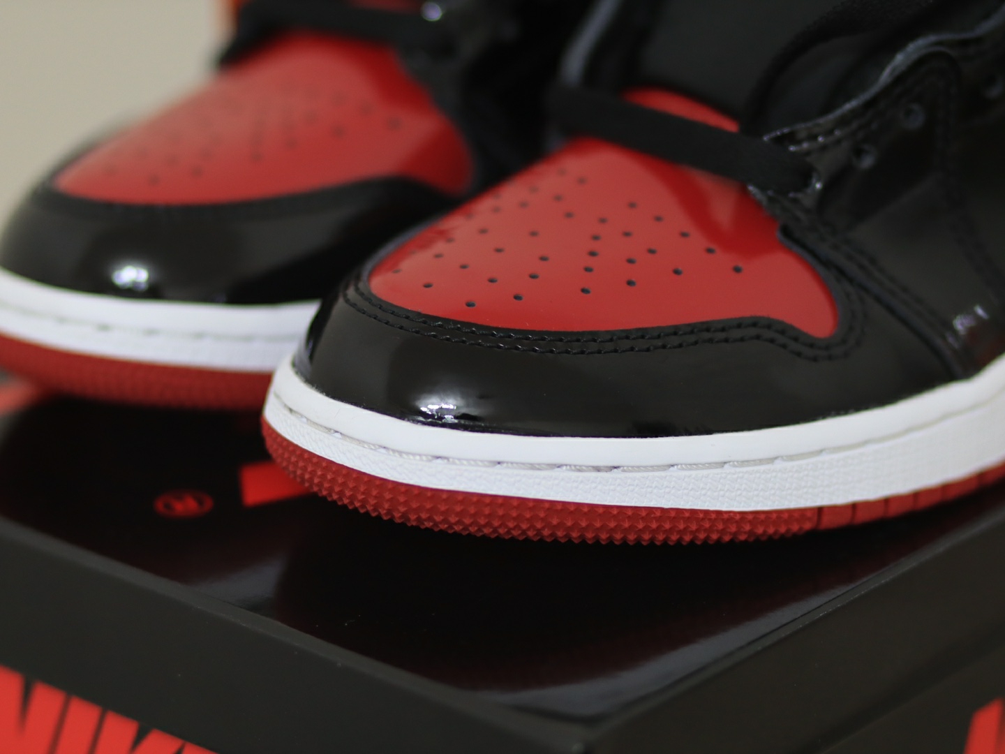 (GS) Jordan 1 Retro High OG Patent Bred 착용 스타일 - 3