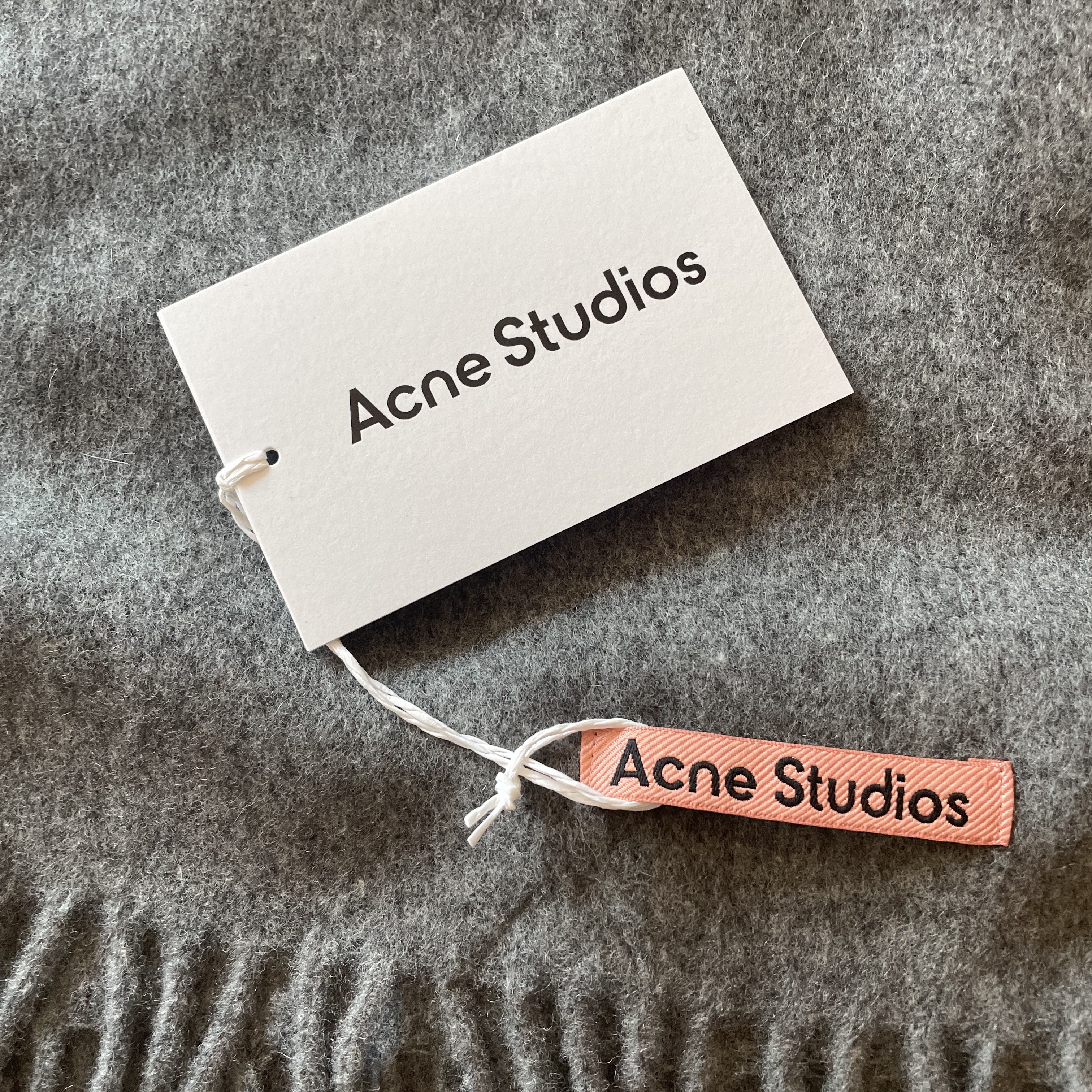 Acne Studios Skinny Wool Muffler Grey Melange 착용 스타일