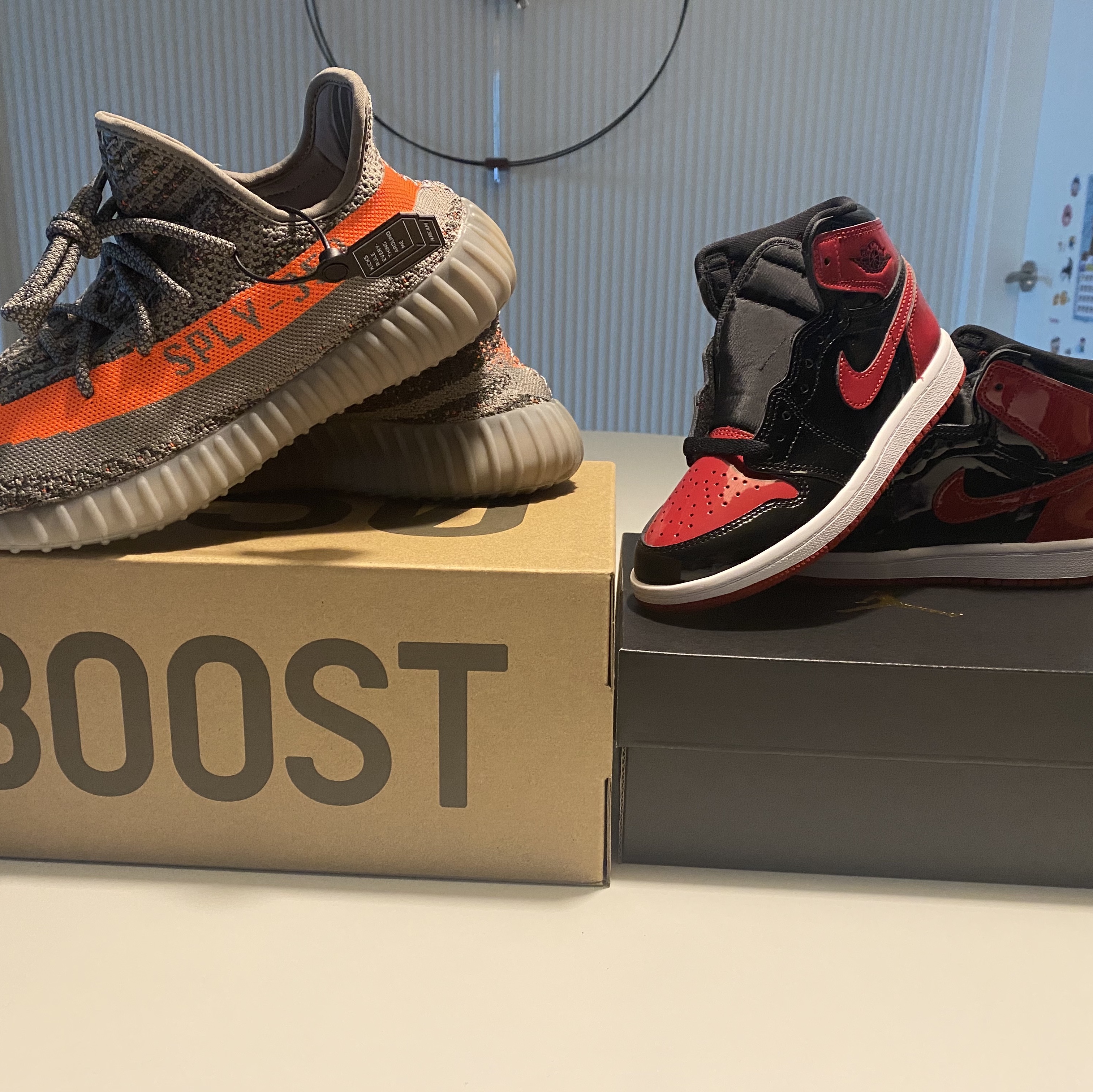 Adidas Yeezy Boost 350 V2 Beluga - Reflective, (PS) Jordan 1 Retro High OG Patent Bred 착용 스타일 - 1