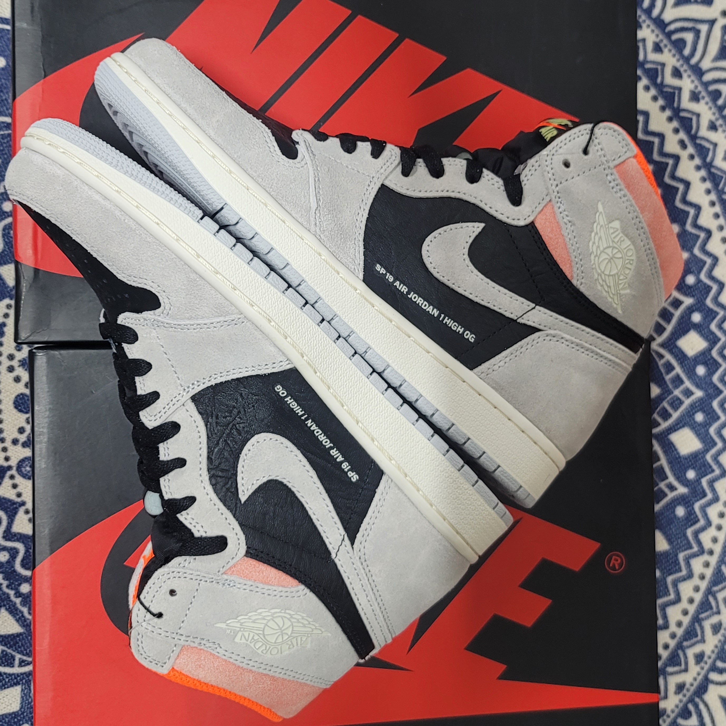 Jordan 1 Retro High Neutral Grey Hyper Crimson, Jordan 1 Retro High OG Shadow 2.0 착용 스타일 - 1