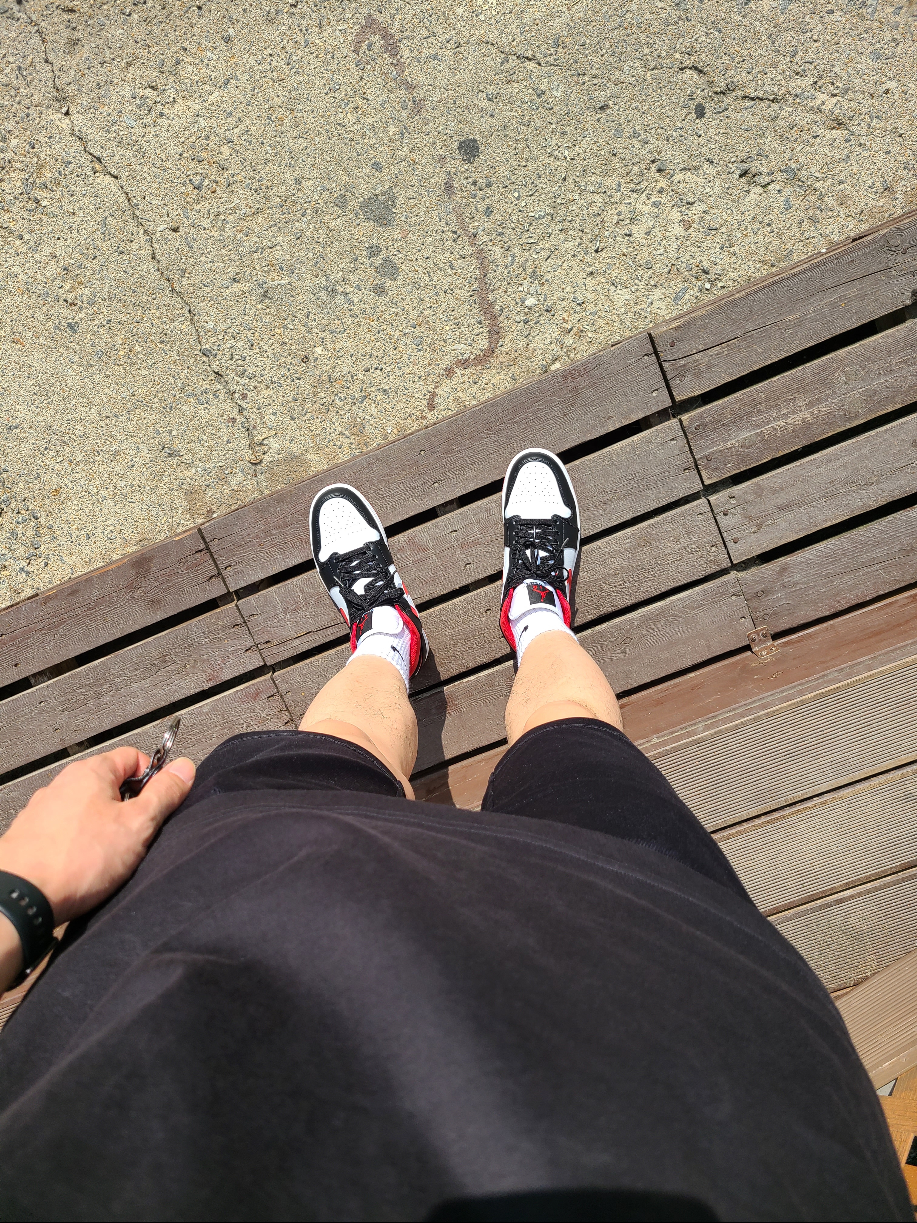 Jordan 1 Mid Gym Red Black White 착용 스타일 - 2