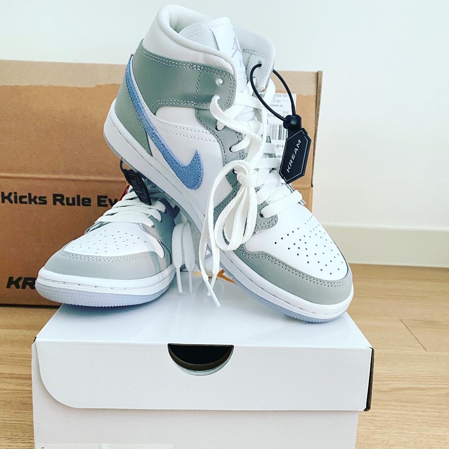 (W) Jordan 1 Mid Wolf Grey 착용 스타일 - 1