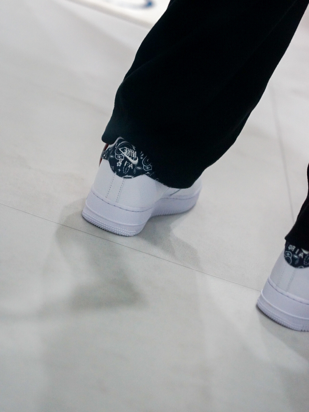 (W) Nike Air Force 1 '07 Essential Paisley Swoosh White Black 착용 스타일 - 3