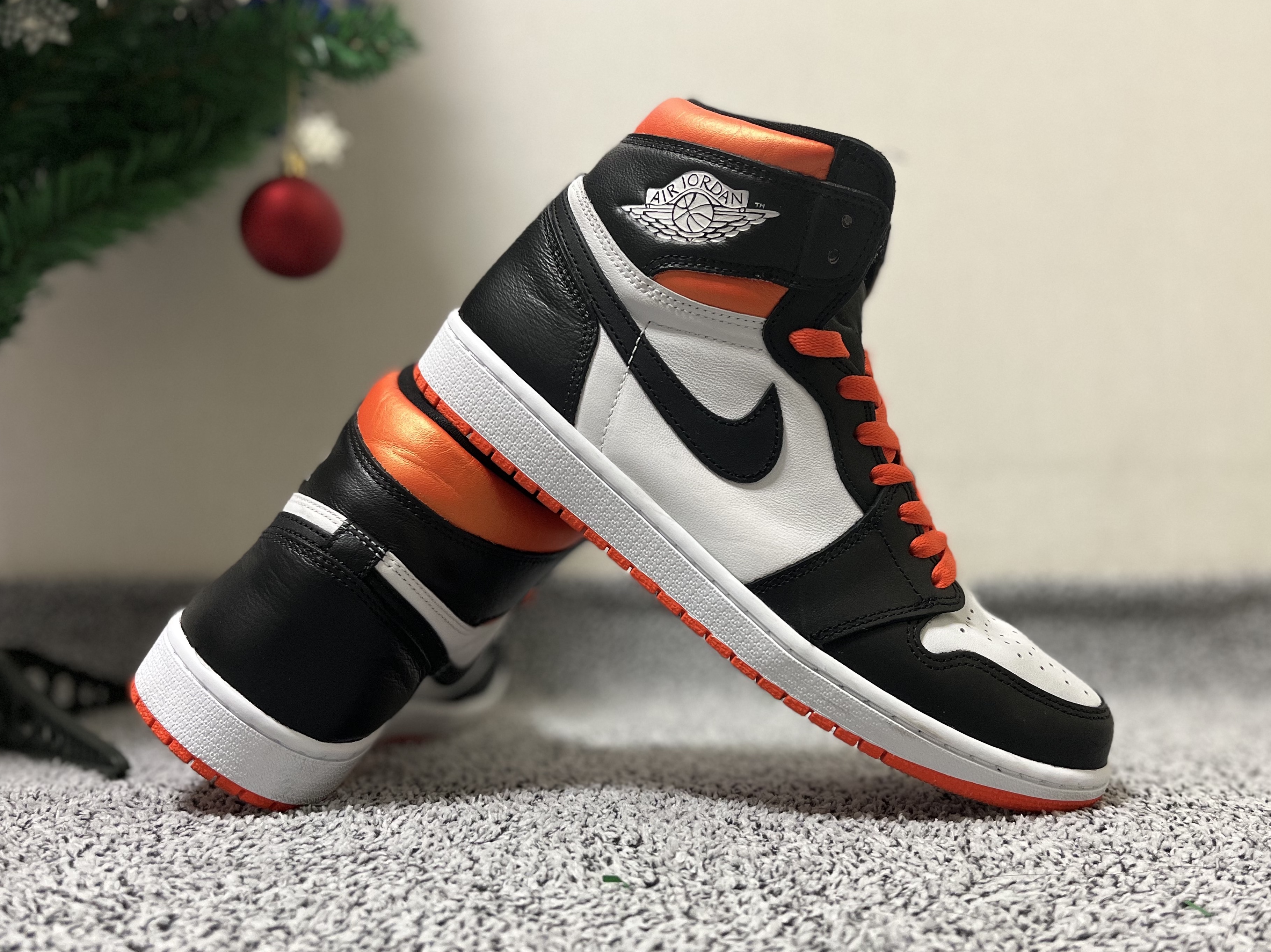 Jordan 1 Retro High OG Electro Orange, (GS) Jordan 1 Retro High OG Electro Orange 착용 스타일 - 3