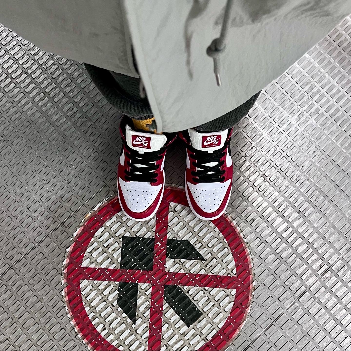 Nike SB Dunk Low Pro Chicago 착용 스타일 - 1