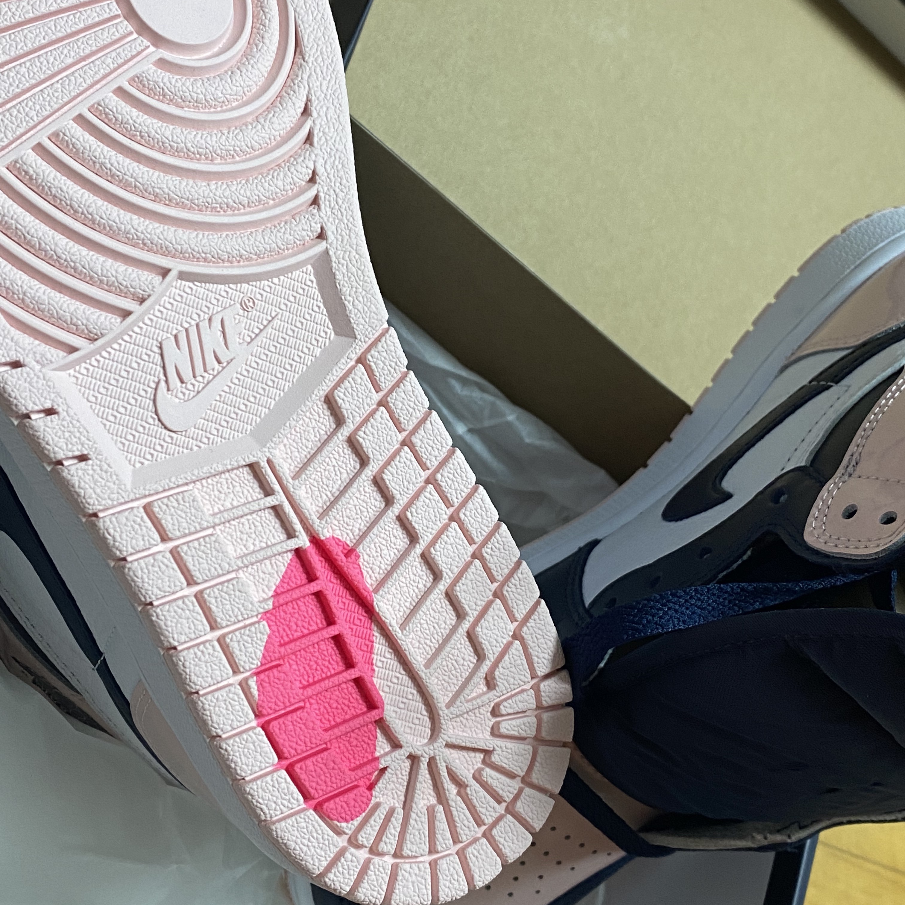 (W) Jordan 1 Retro High OG Atmosphere 착용 스타일 - 1