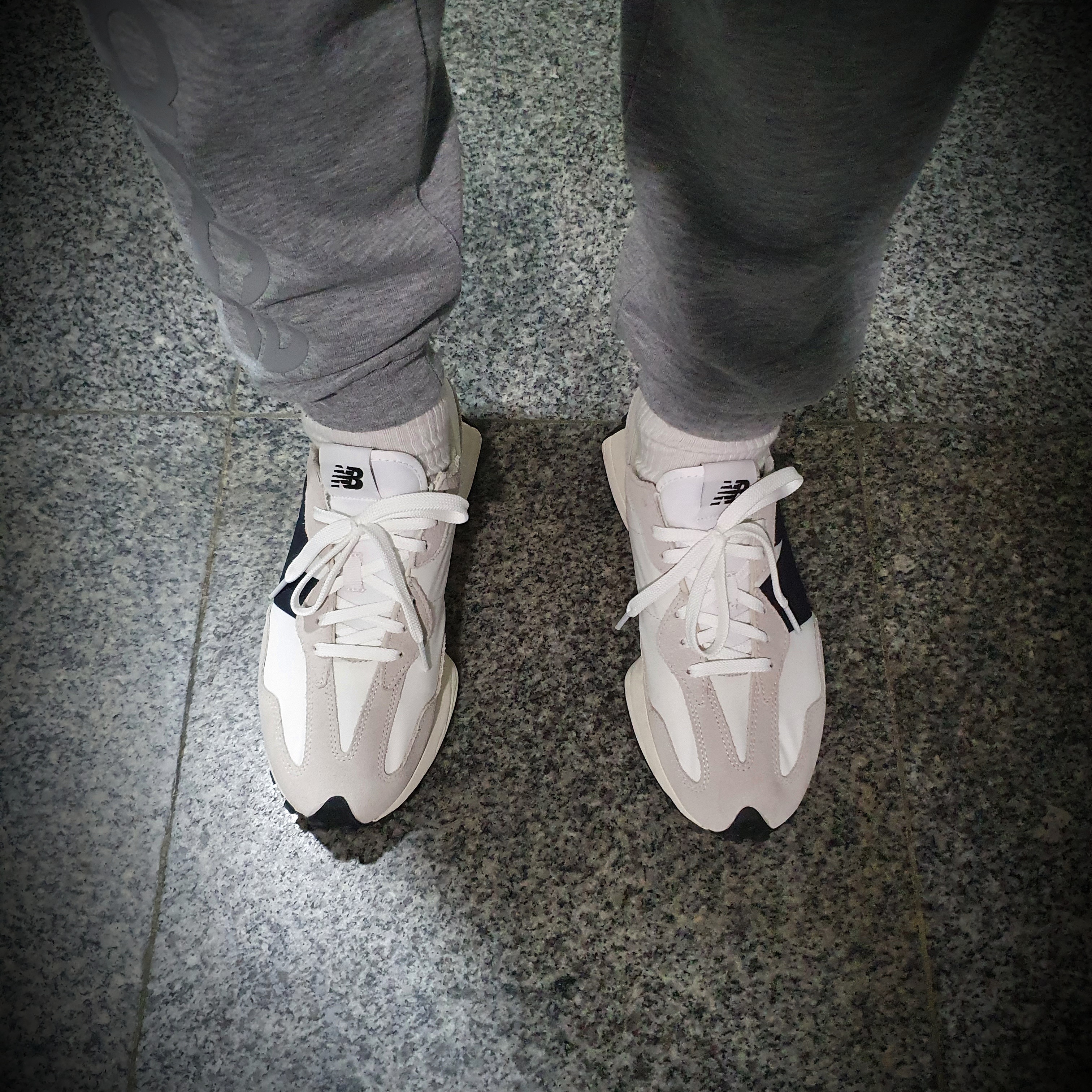 New Balance 327 White Black 착용 스타일