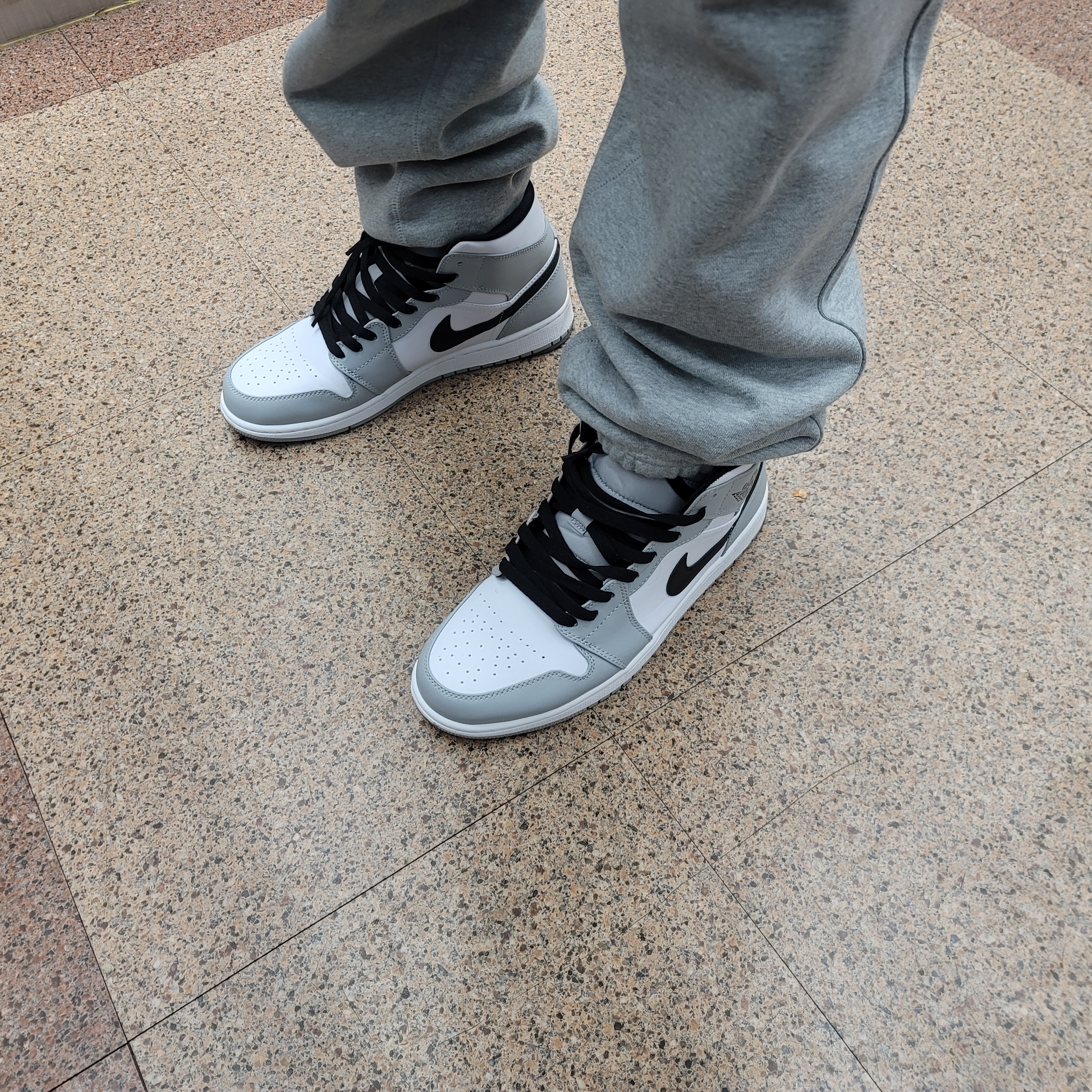 Jordan 1 Mid Light Smoke Grey, Nike x Stussy NRG ZR Fleece Pants Heather Grey - US/EU 착용 스타일